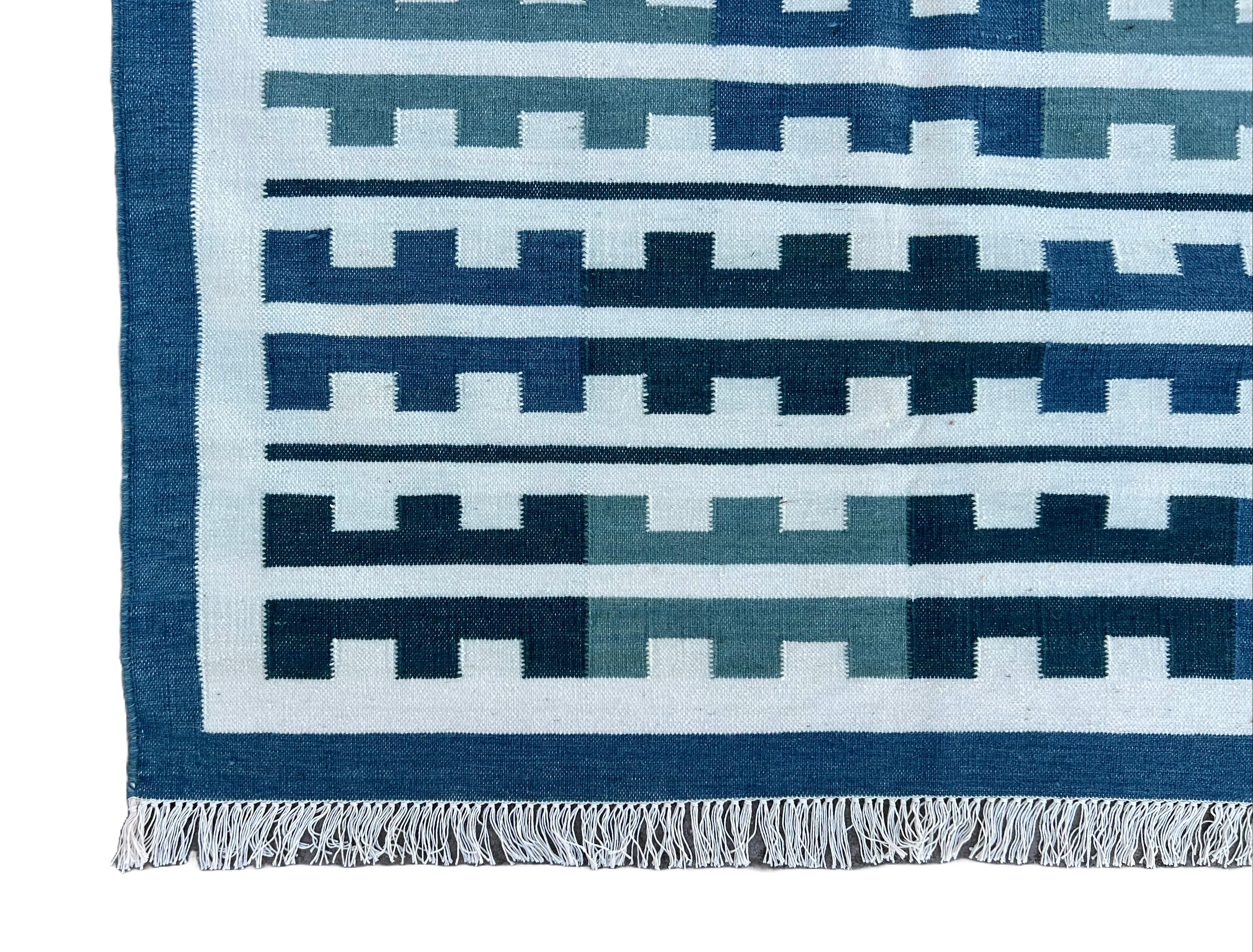 Tessuto a mano Tappeto a tessitura piatta in lana fatto a mano, 7x10 Blu e bianco Marianne Indian Dhurrie in vendita