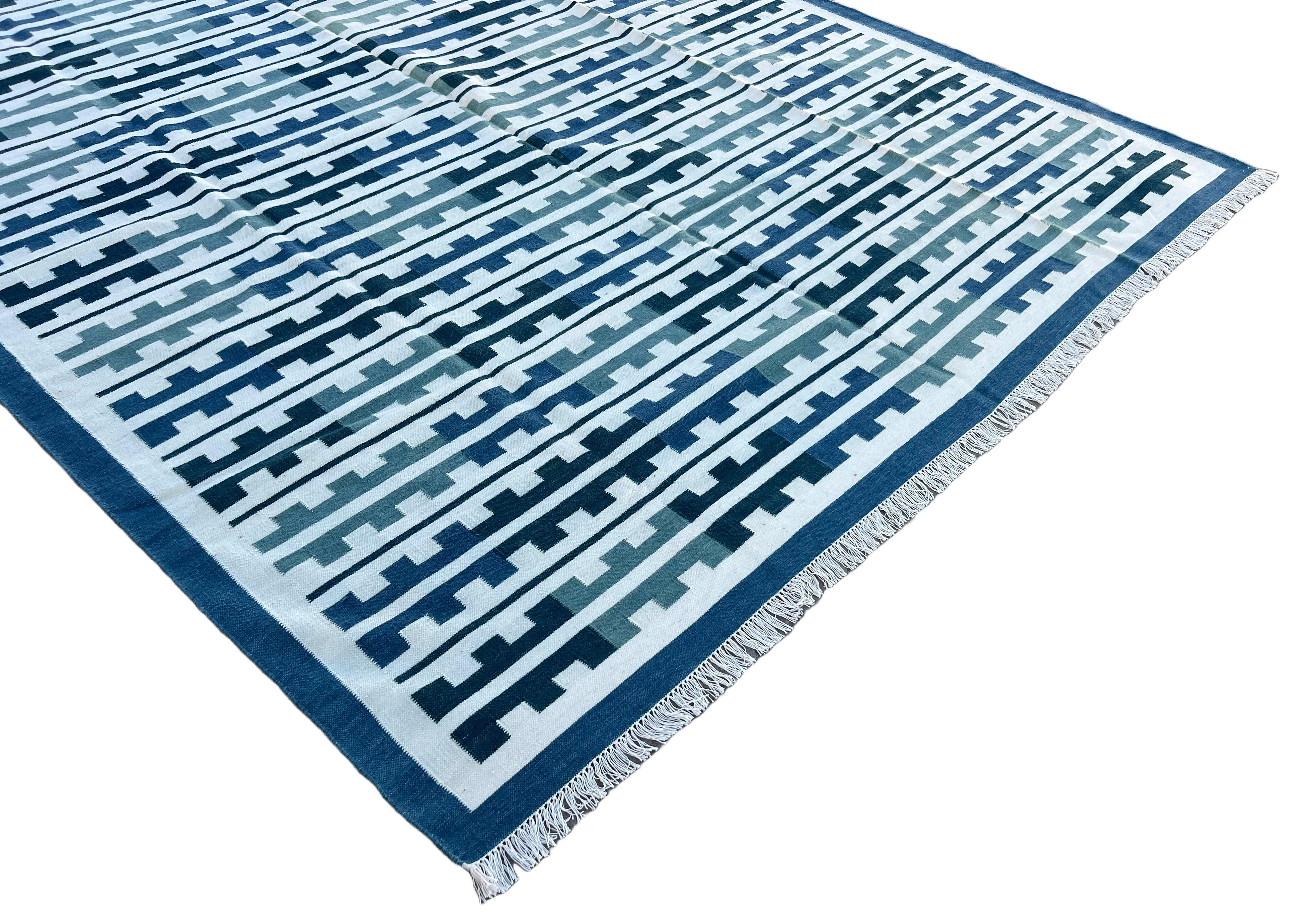 Tappeto a tessitura piatta in lana fatto a mano, 7x10 Blu e bianco Marianne Indian Dhurrie in vendita 1