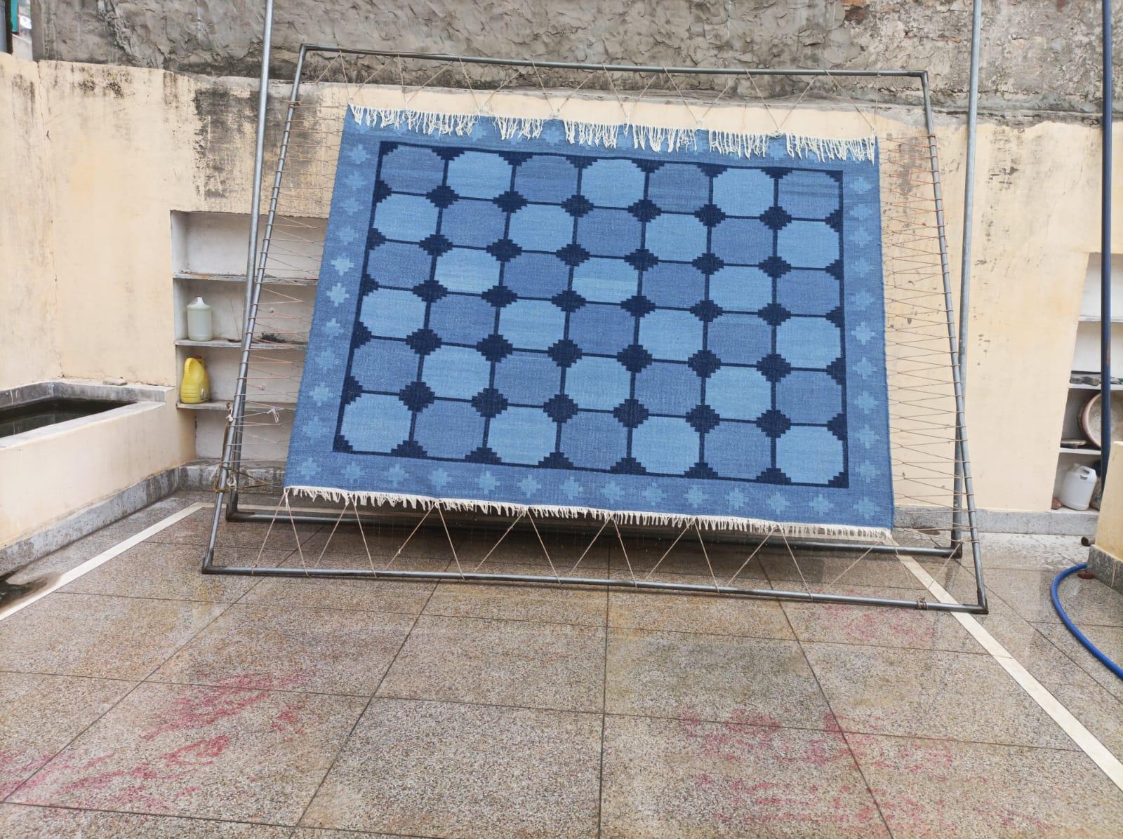 Tapis de sol en laine tissé à plat, 8x1 carreaux bleu ciel et bleu denim Swedish Dhurrie en vente 3
