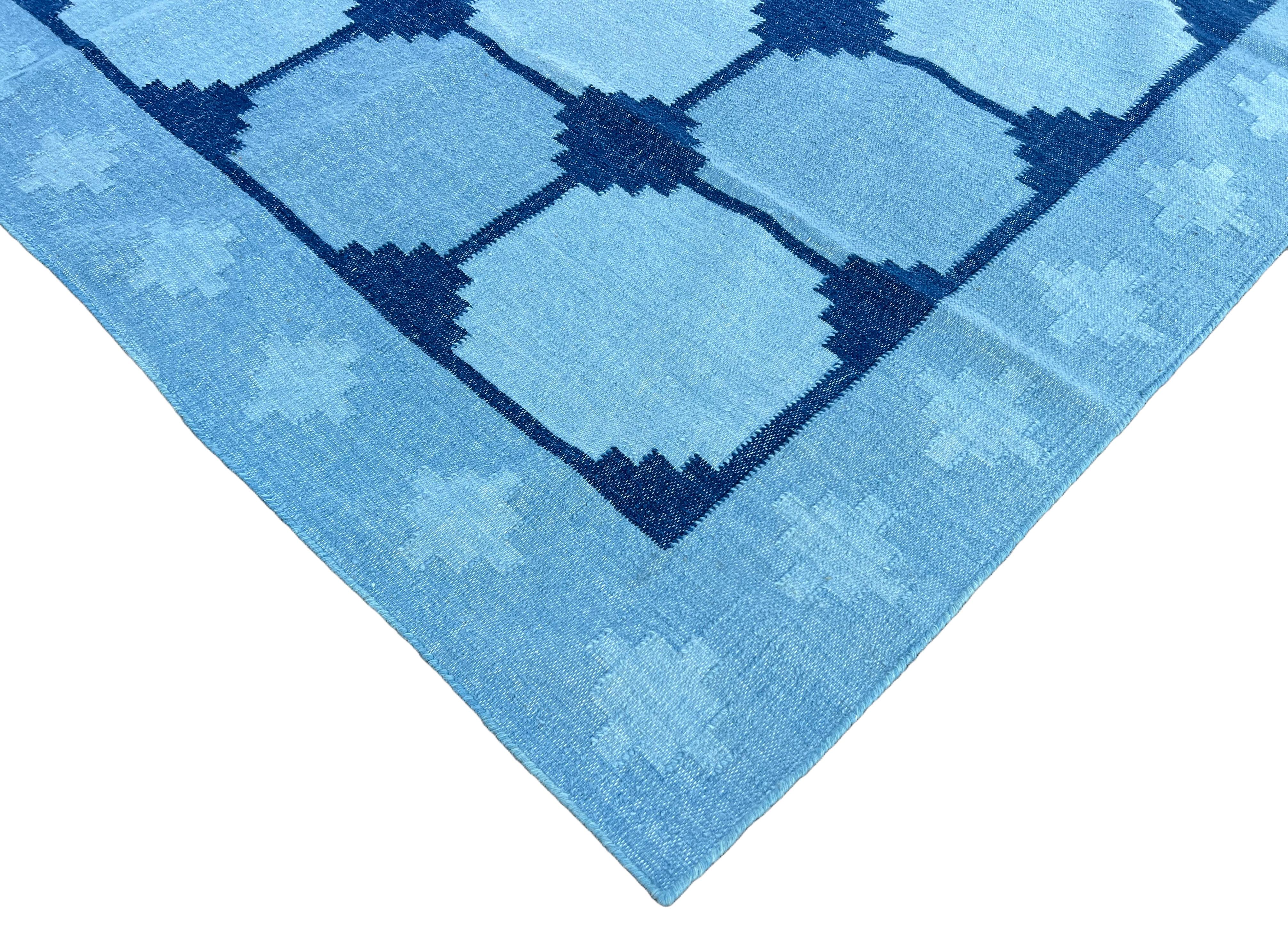 Tapis indien suédois en laine naturelle de Nouvelle-Zélande teintée dans la masse bleu ciel et bleu denim - 8'x10' (240x300cm)
Matière : 70% laine / 30% coton.

Ces dhurries spéciales à tissage plat sont tissées à la main avec du fil 100 % coton 15