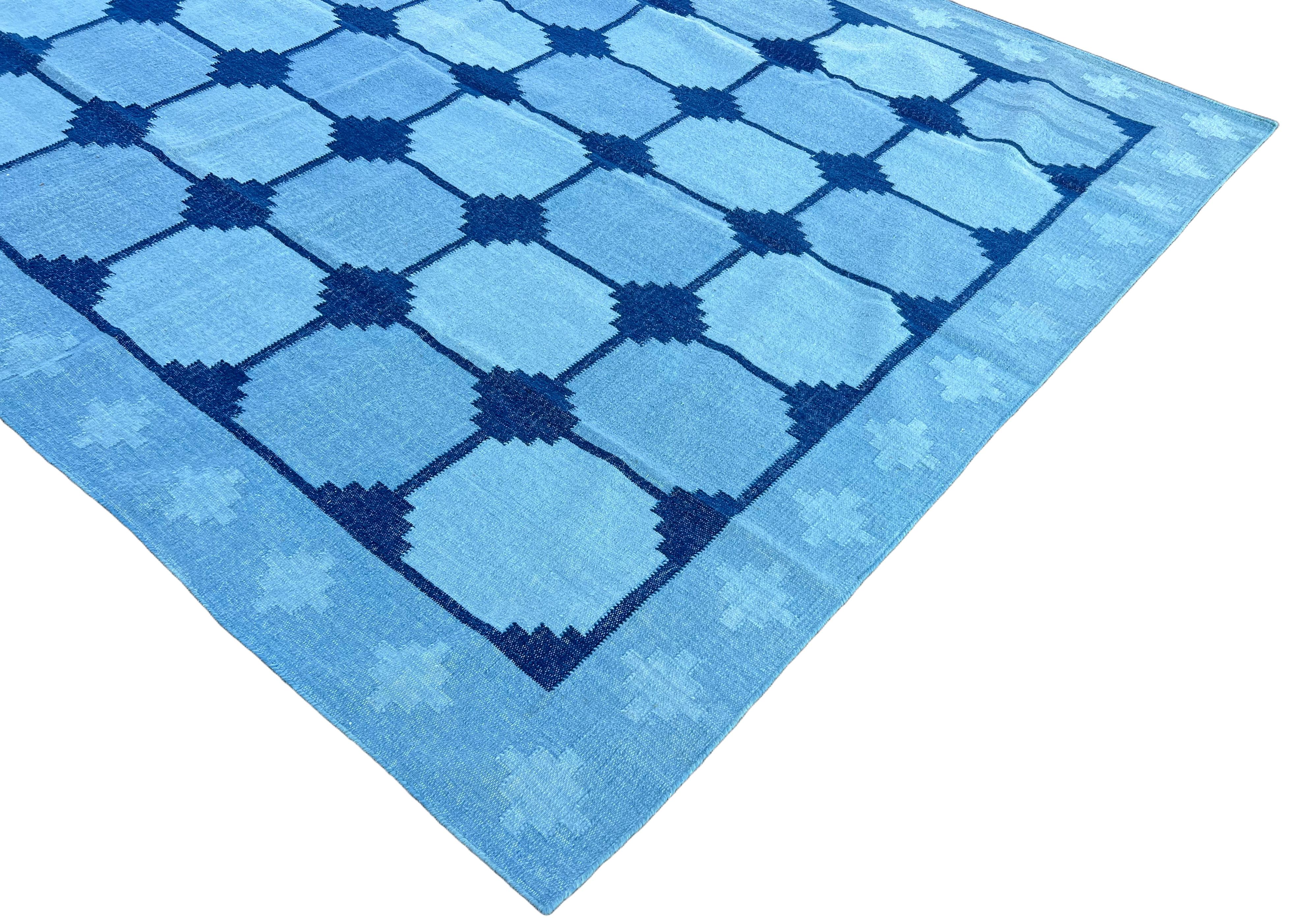 Mid-Century Modern Tapis de sol en laine tissé à plat, 8x1 carreaux bleu ciel et bleu denim Swedish Dhurrie en vente