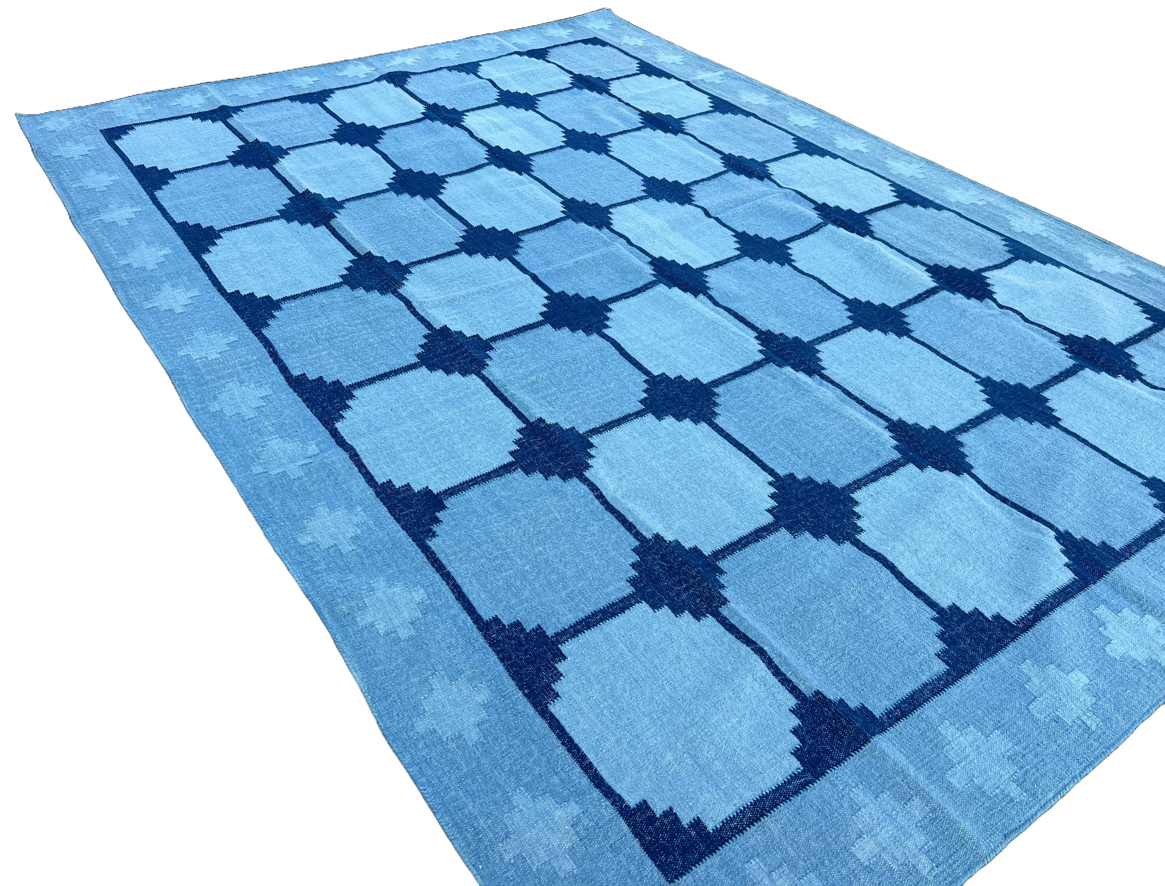 Indien Tapis de sol en laine tissé à plat, 8x1 carreaux bleu ciel et bleu denim Swedish Dhurrie en vente