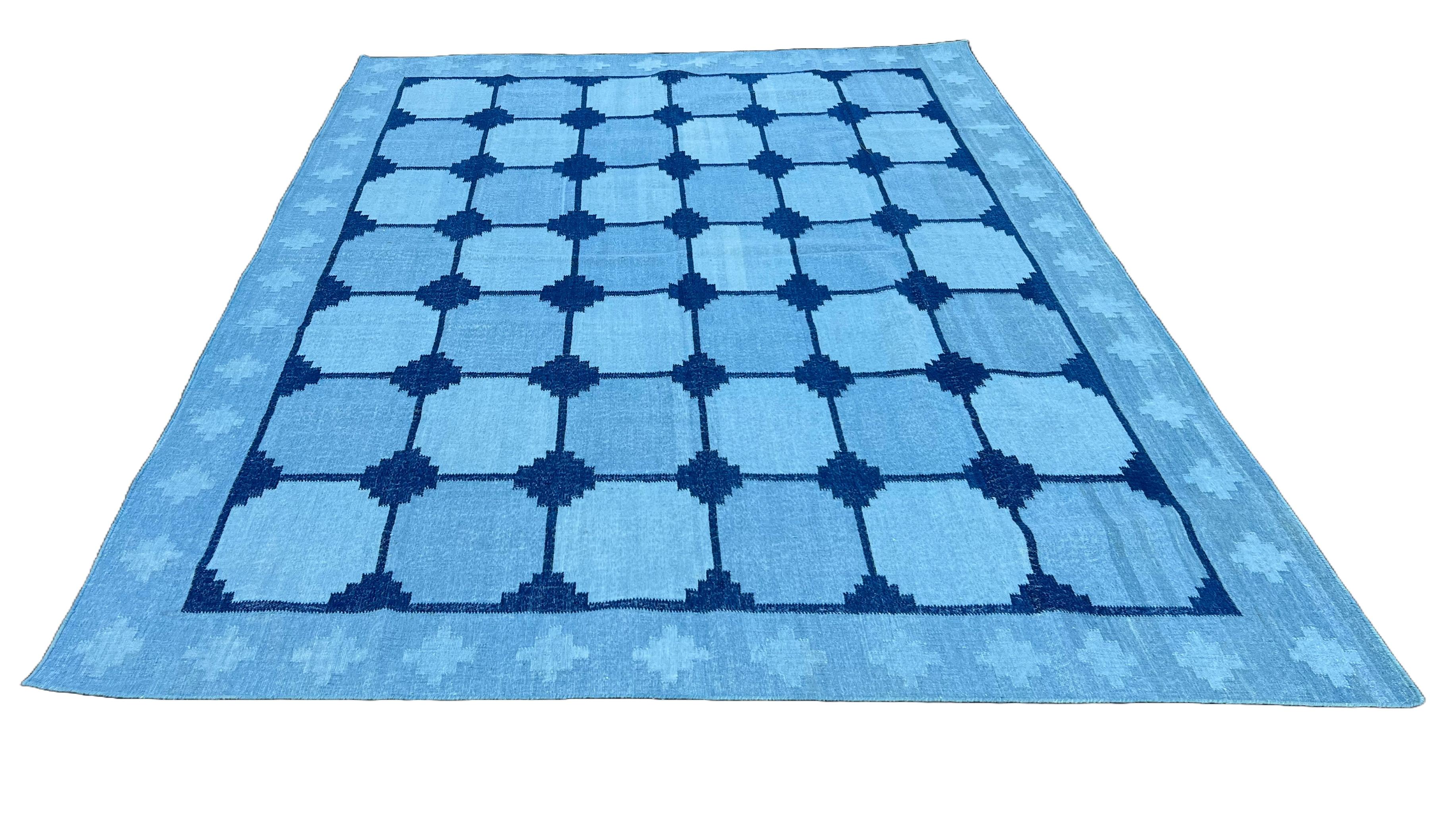 Tissé à la main Tapis de sol en laine tissé à plat, 8x1 carreaux bleu ciel et bleu denim Swedish Dhurrie en vente