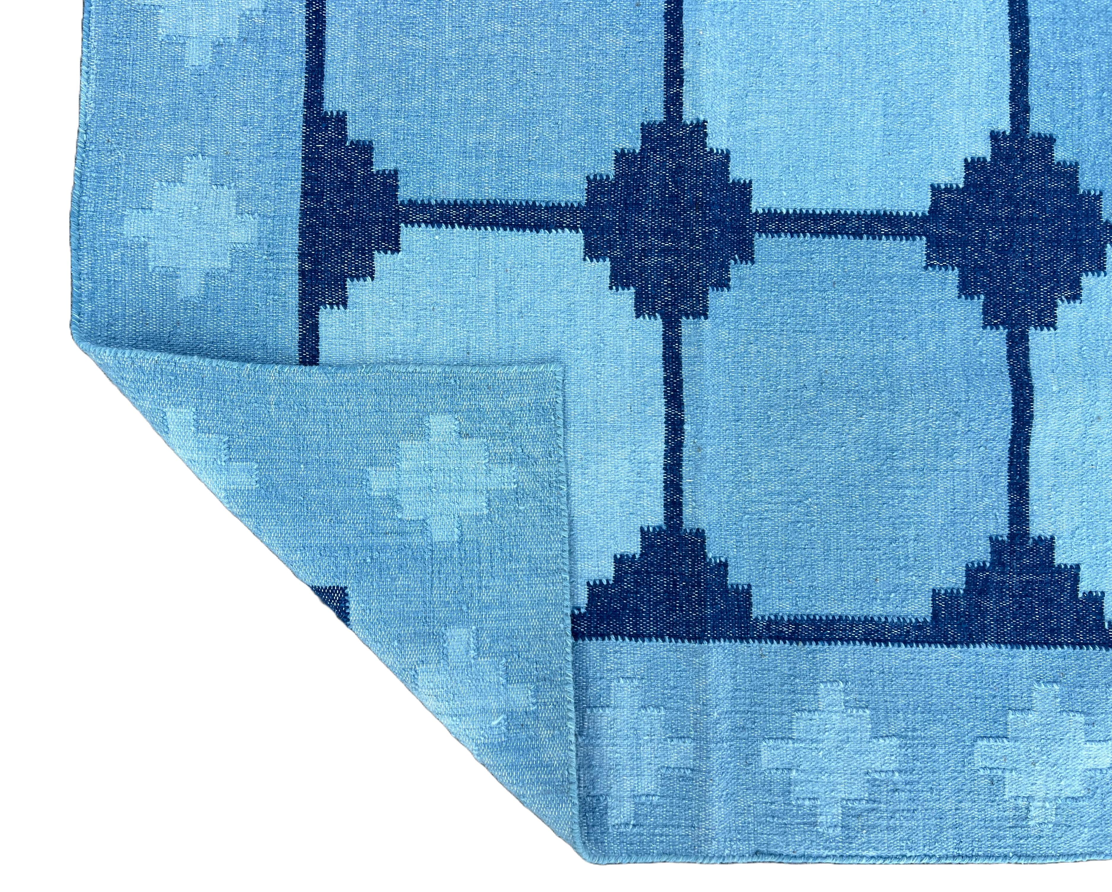XXIe siècle et contemporain Tapis de sol en laine tissé à plat, 8x1 carreaux bleu ciel et bleu denim Swedish Dhurrie en vente