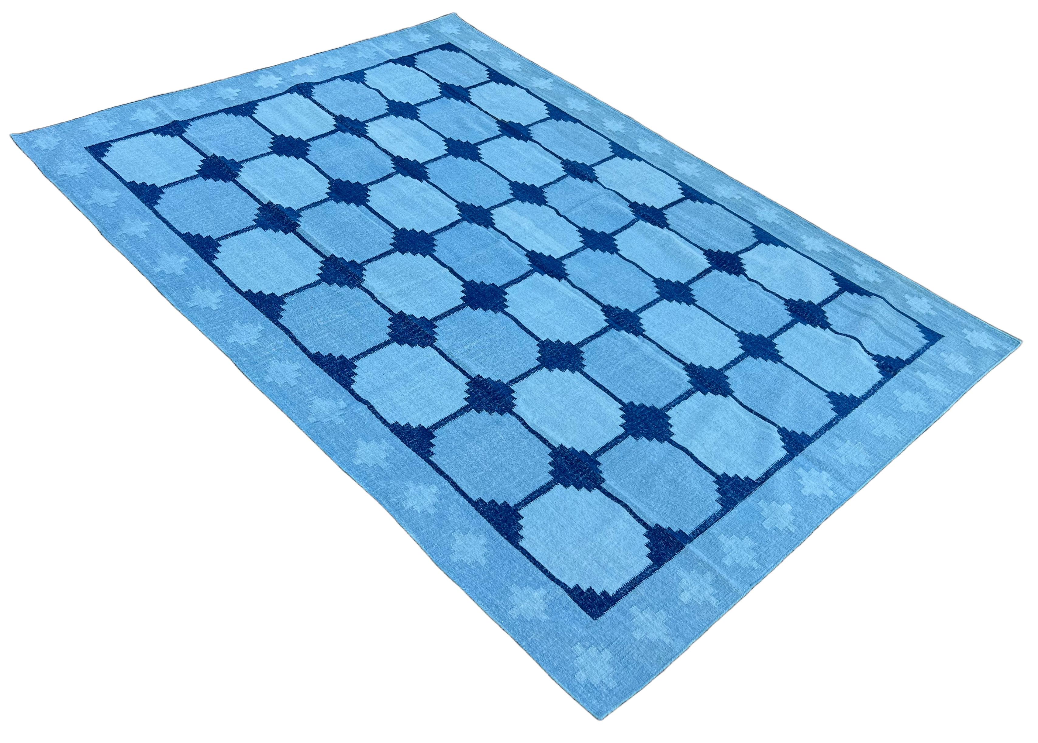 Laine Tapis de sol en laine tissé à plat, 8x1 carreaux bleu ciel et bleu denim Swedish Dhurrie en vente