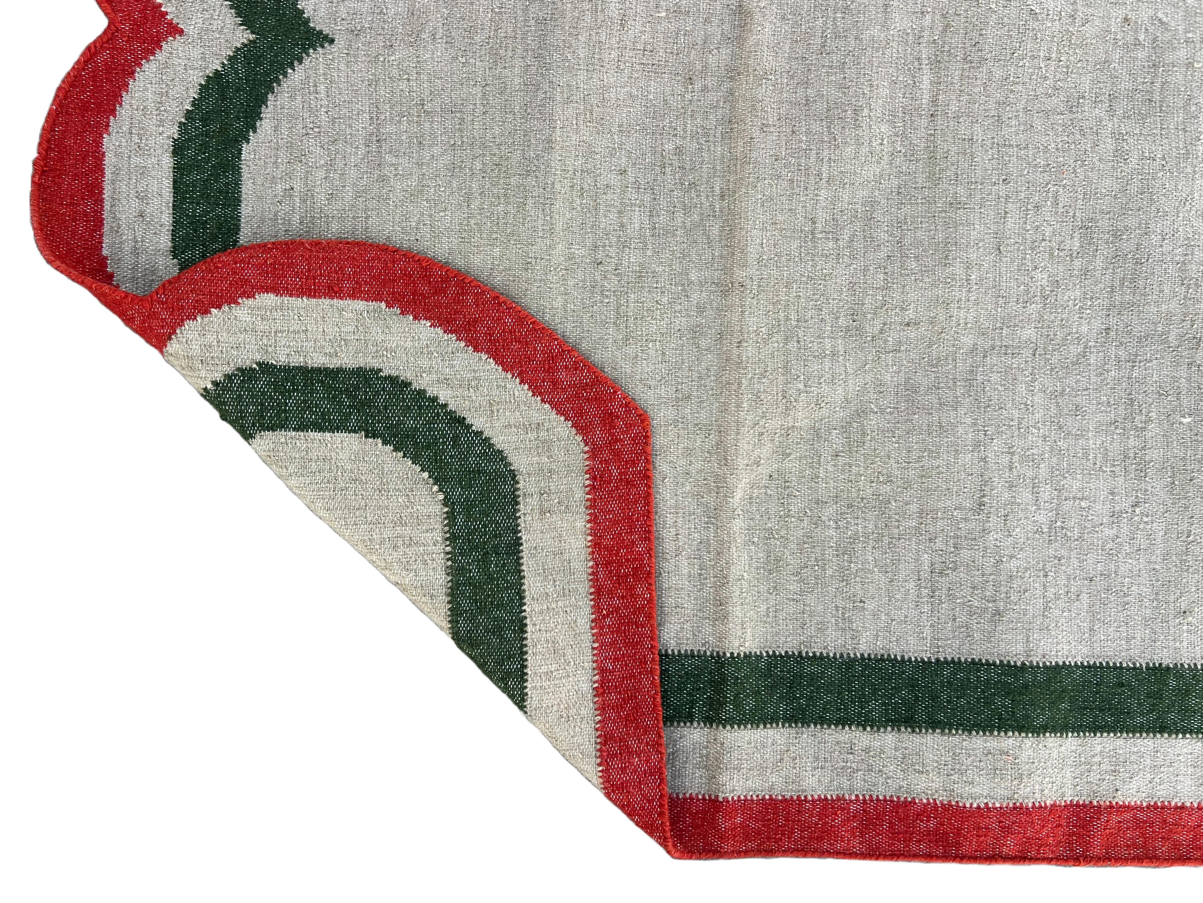 Handmade Woolen Area Flat Weave Rug, 8x10 Beige And Red Scalloped Indian Dhurrie For Sale 4