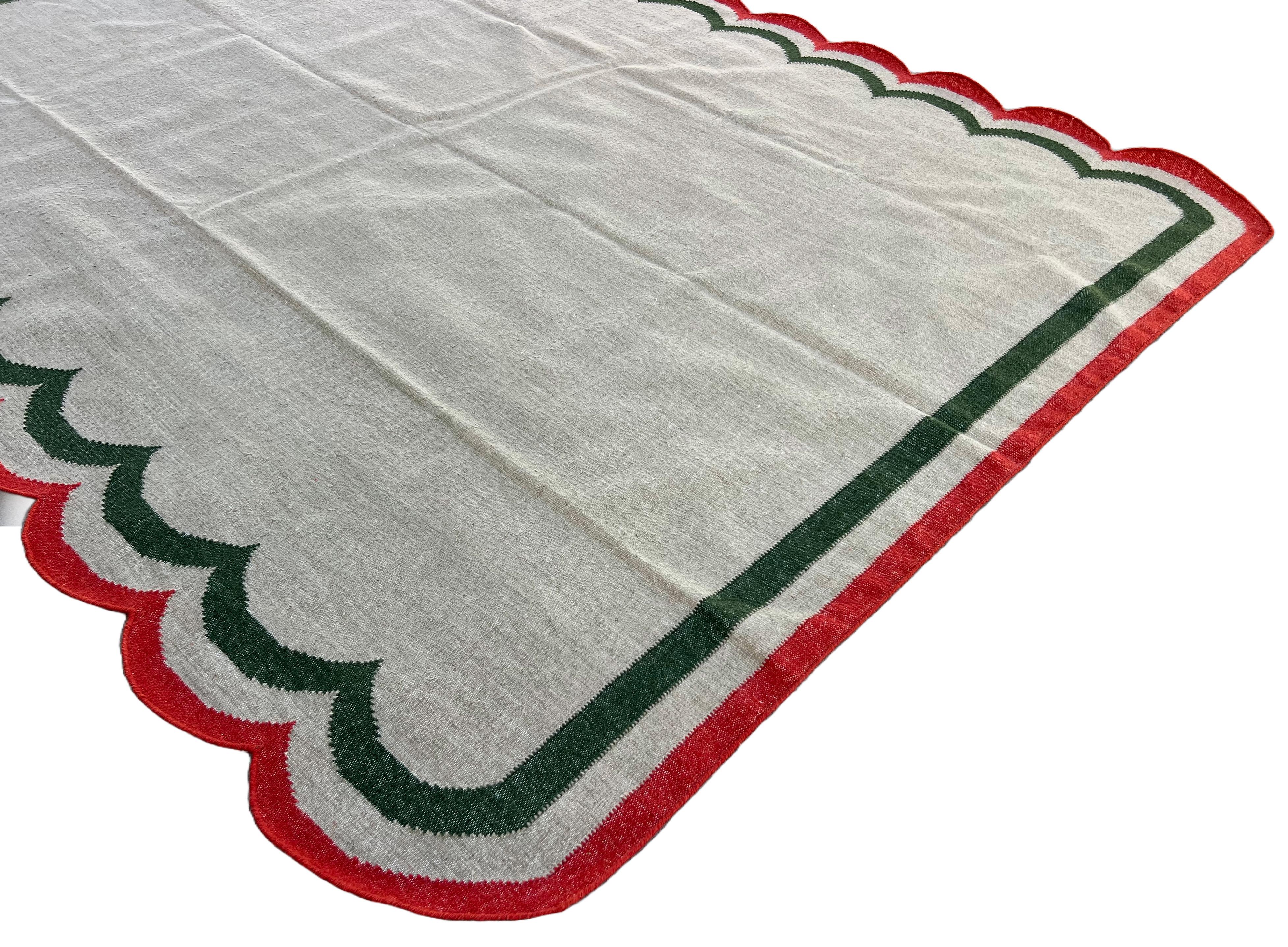 Handmade Woolen Area Flat Weave Rug, 8x10 Beige And Red Scalloped Indian Dhurrie In New Condition For Sale In Jaipur, IN