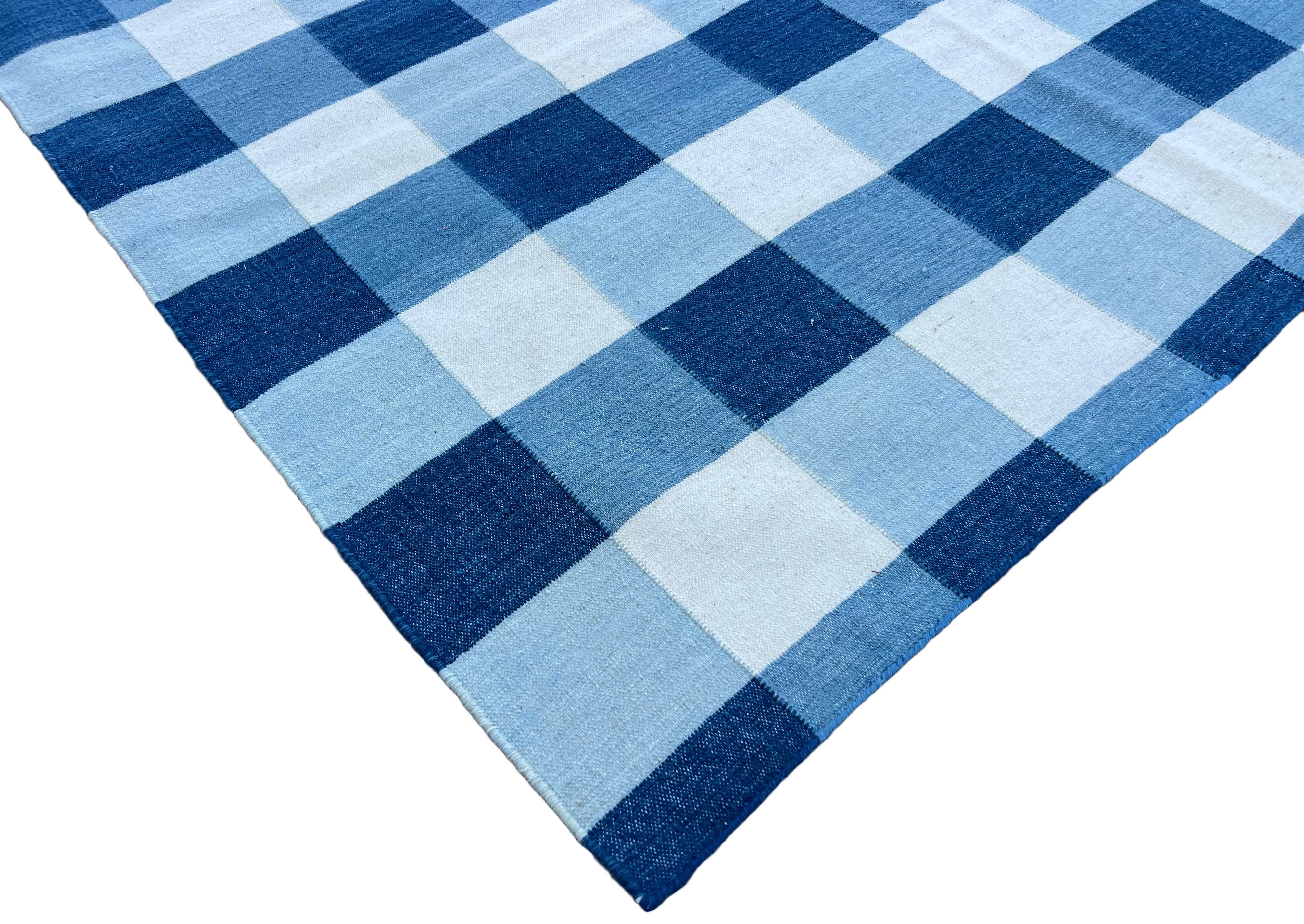 Tappeto indiano fatto a mano in lana neozelandese tinta al vegetale con motivo a scacchiera blu e bianca - 8'x10' (240x300cm)

Queste speciali dhurry a trama piatta sono tessute a mano con filati a 15 capi 70% lana e 30% cotone. A causa delle