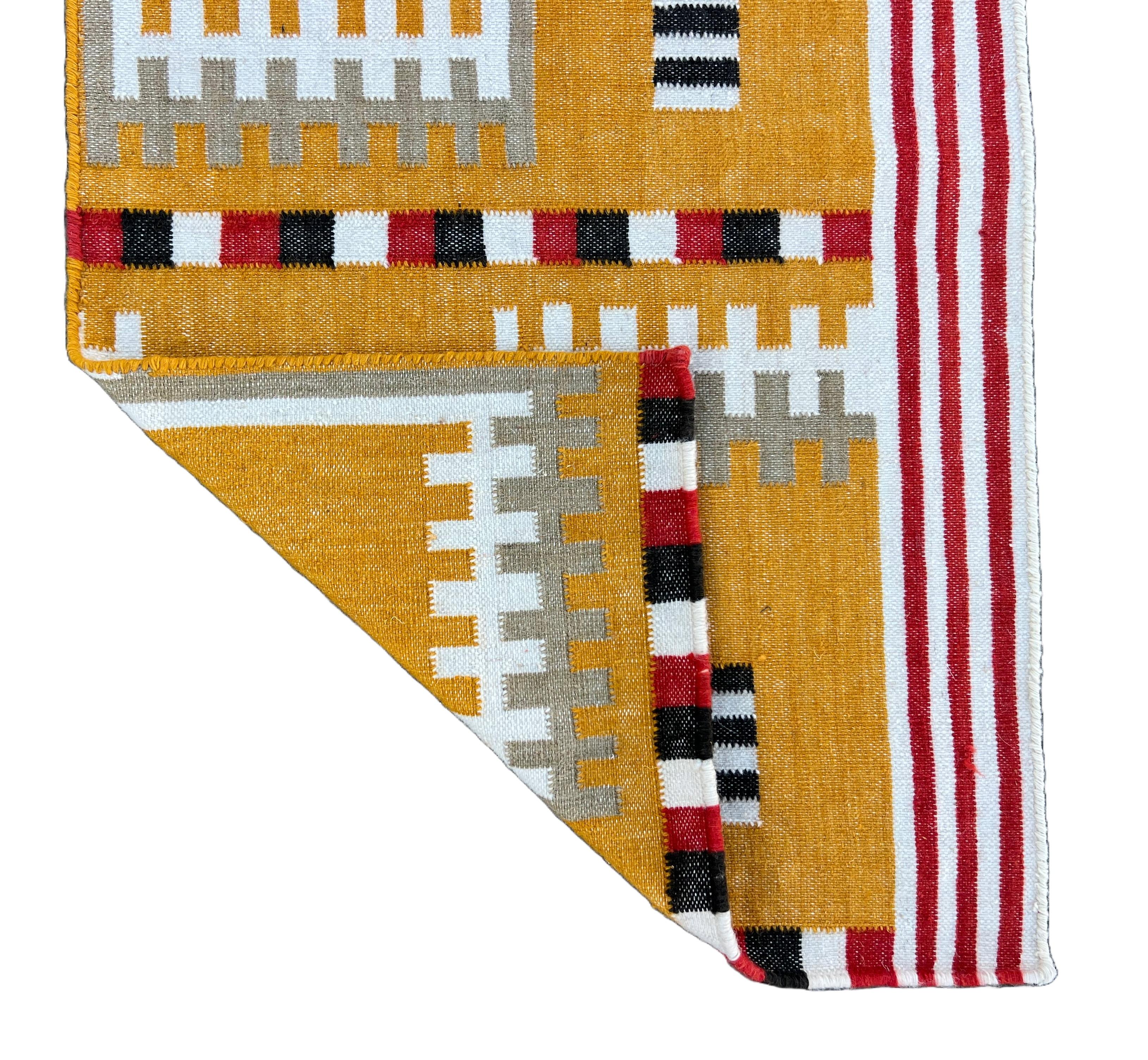 Handgefertigter Flachgewebe-Läufer aus Wolle, 2x11 Senf, geometrisch, indischer Dhurrie, Dhurrie aus Wolle im Angebot 3