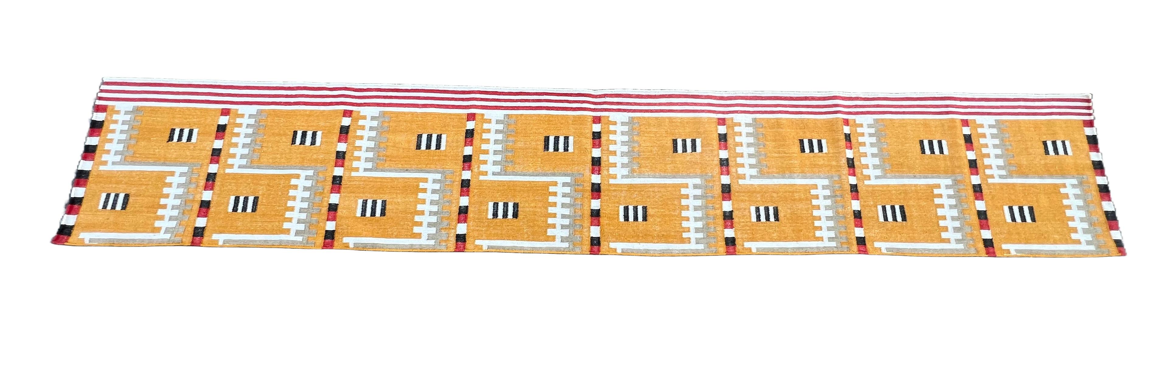 Handgefertigter Flachgewebe-Läufer aus Wolle, 2x11 Senf, geometrisch, indischer Dhurrie, Dhurrie aus Wolle (Moderne der Mitte des Jahrhunderts) im Angebot