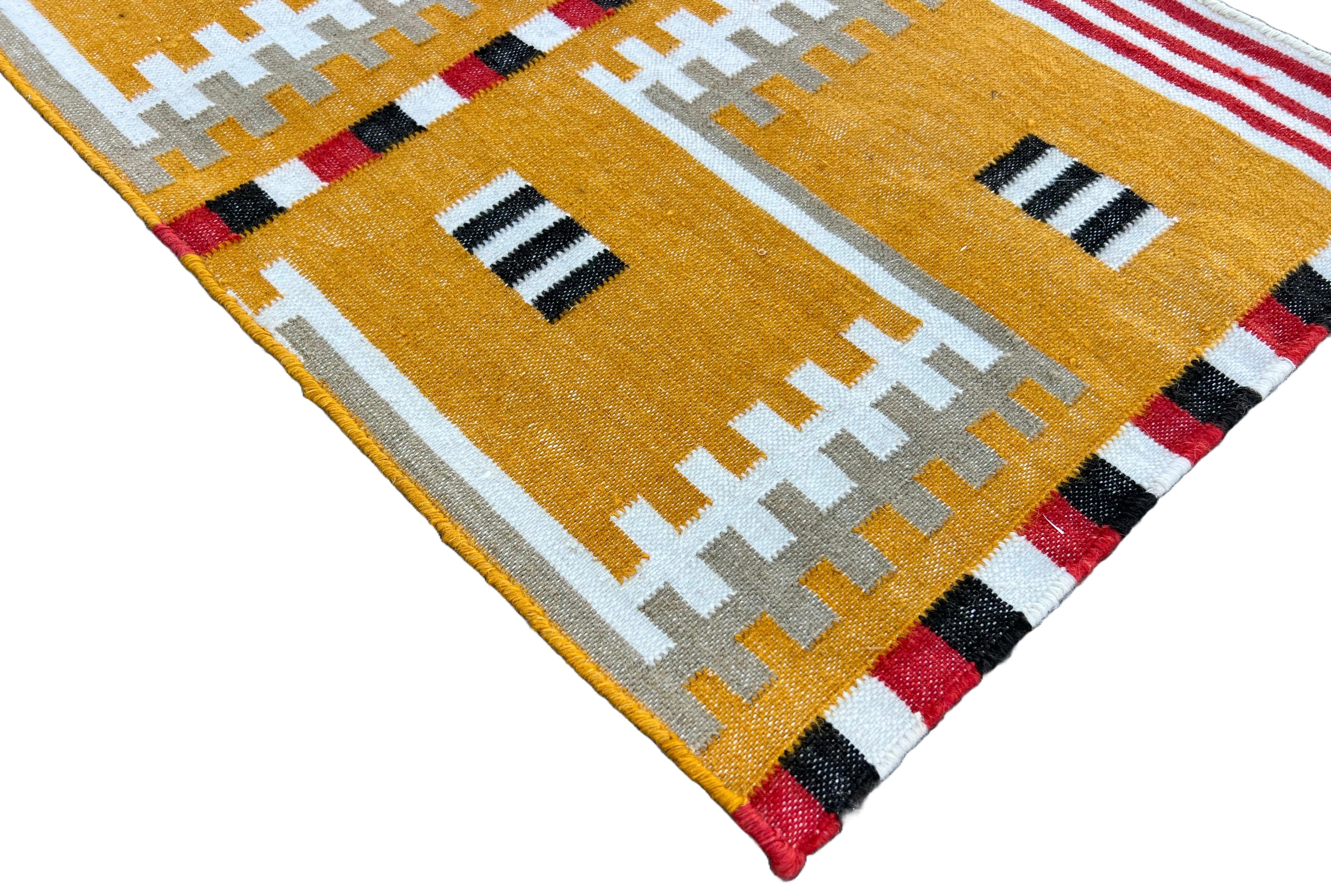 Handgefertigter Flachgewebe-Läufer aus Wolle, 2x11 Senf, geometrisch, indischer Dhurrie, Dhurrie aus Wolle (Indisch) im Angebot