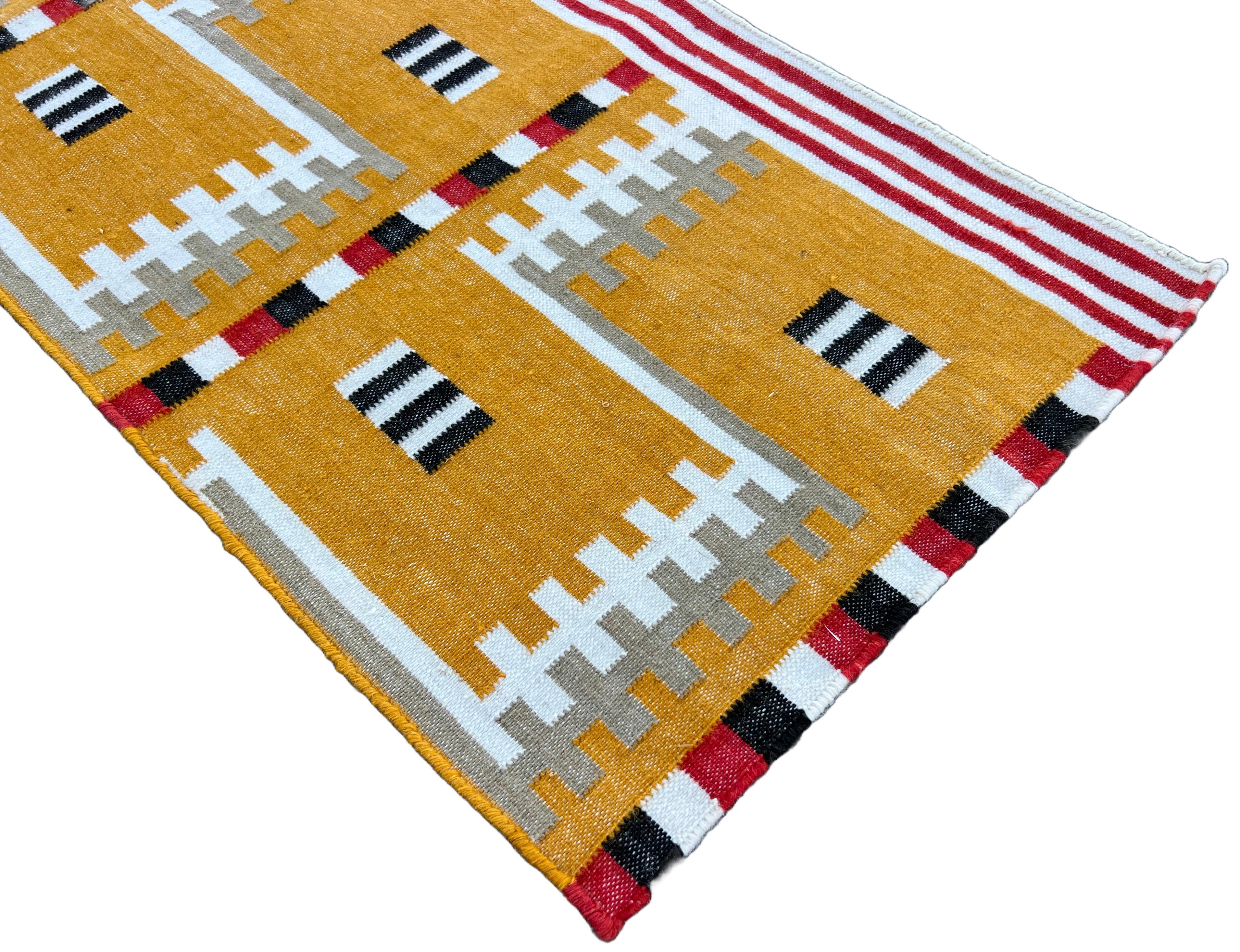 Handgefertigter Flachgewebe-Läufer aus Wolle, 2x11 Senf, geometrisch, indischer Dhurrie, Dhurrie aus Wolle (Handgewebt) im Angebot