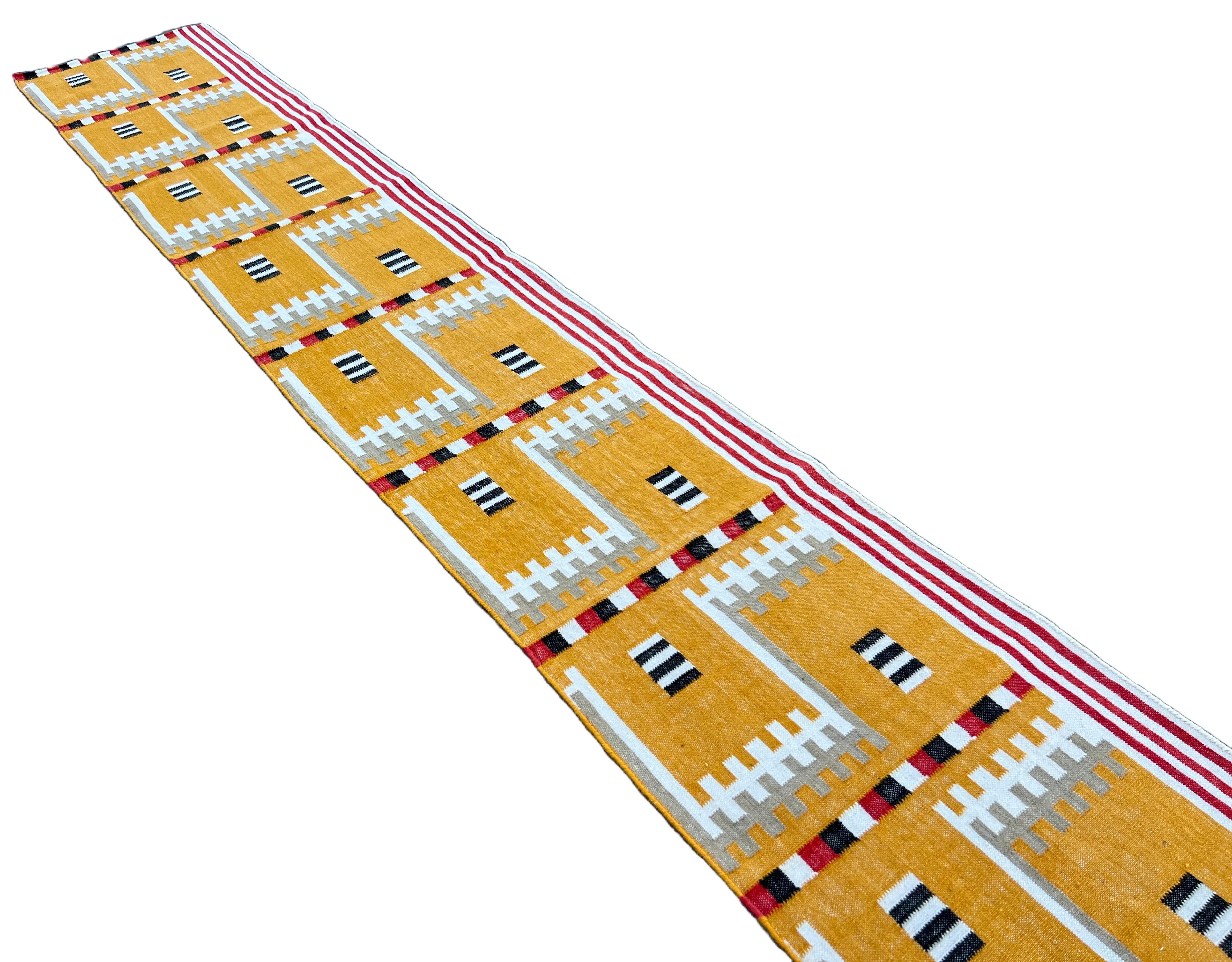 Handgefertigter Flachgewebe-Läufer aus Wolle, 2x11 Senf, geometrisch, indischer Dhurrie, Dhurrie aus Wolle im Zustand „Neu“ im Angebot in Jaipur, IN