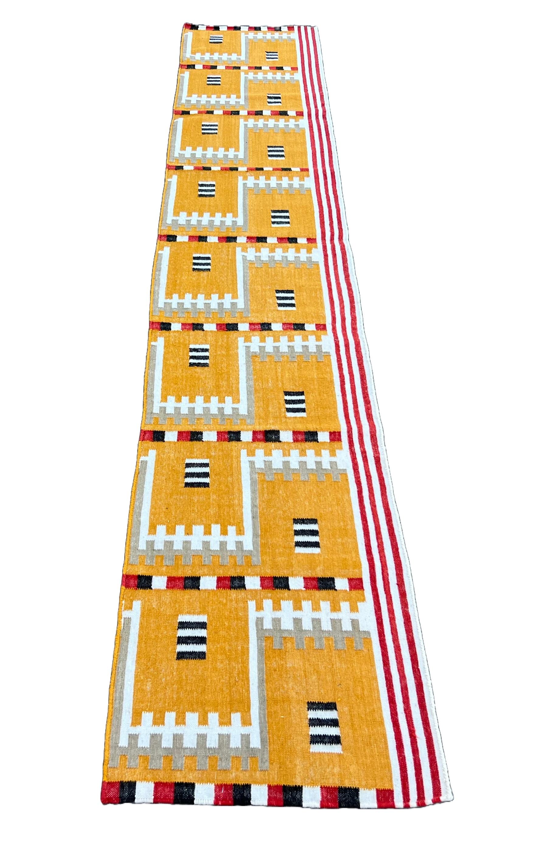 Handgefertigter Flachgewebe-Läufer aus Wolle, 2x11 Senf, geometrisch, indischer Dhurrie, Dhurrie aus Wolle (21. Jahrhundert und zeitgenössisch) im Angebot