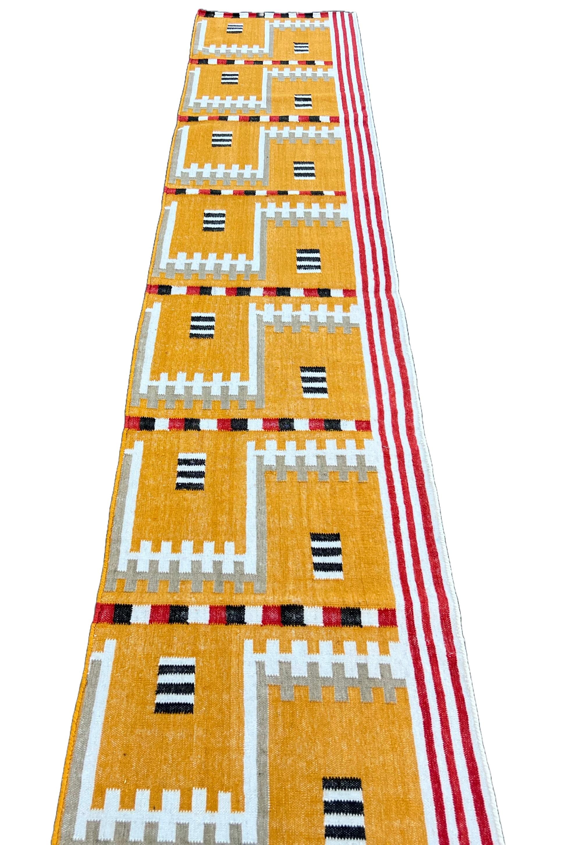 Handgefertigter Flachgewebe-Läufer aus Wolle, 2x11 Senf, geometrisch, indischer Dhurrie, Dhurrie aus Wolle im Angebot 1