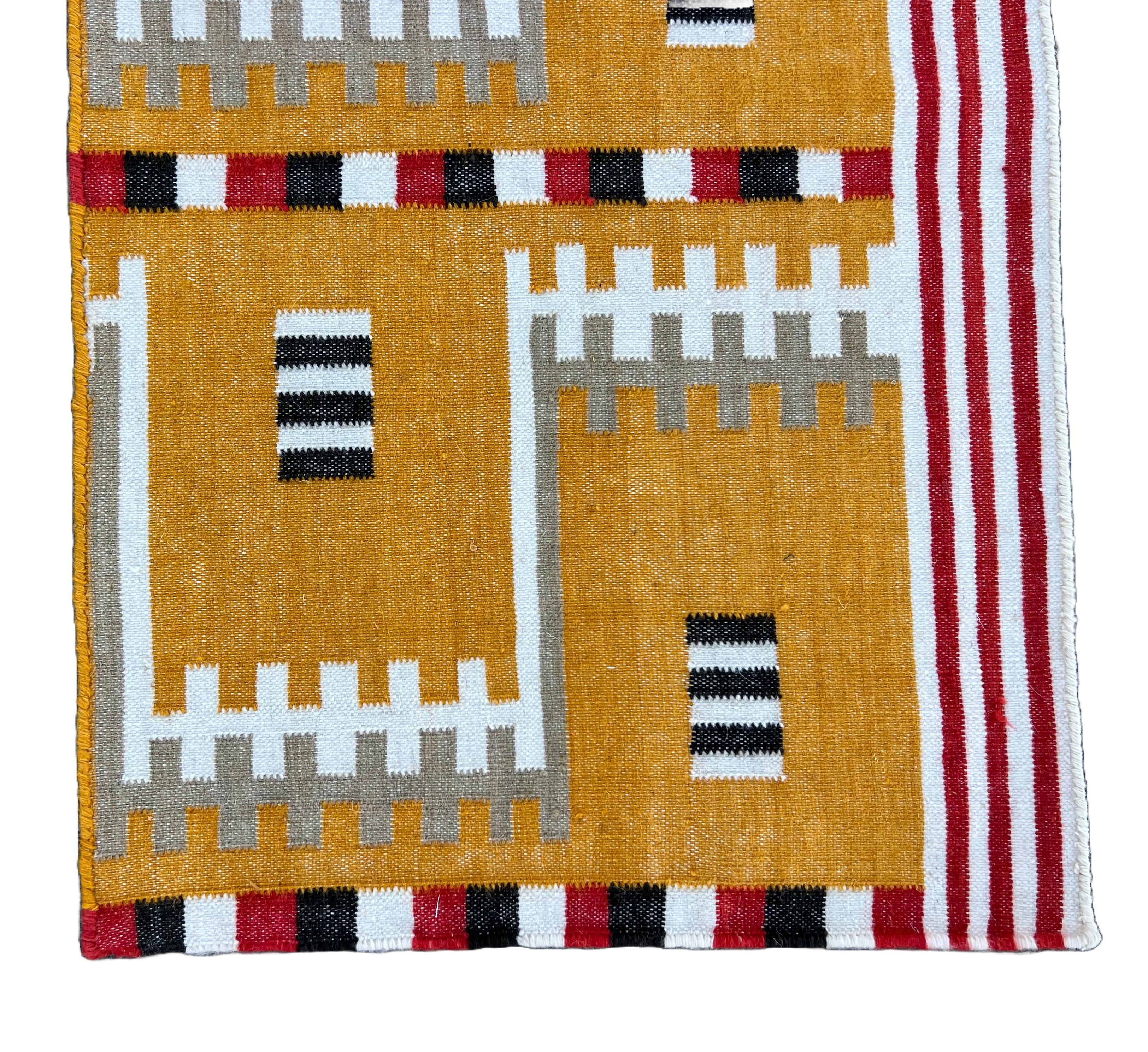 Handgefertigter Flachgewebe-Läufer aus Wolle, 2x11 Senf, geometrisch, indischer Dhurrie, Dhurrie aus Wolle im Angebot 2