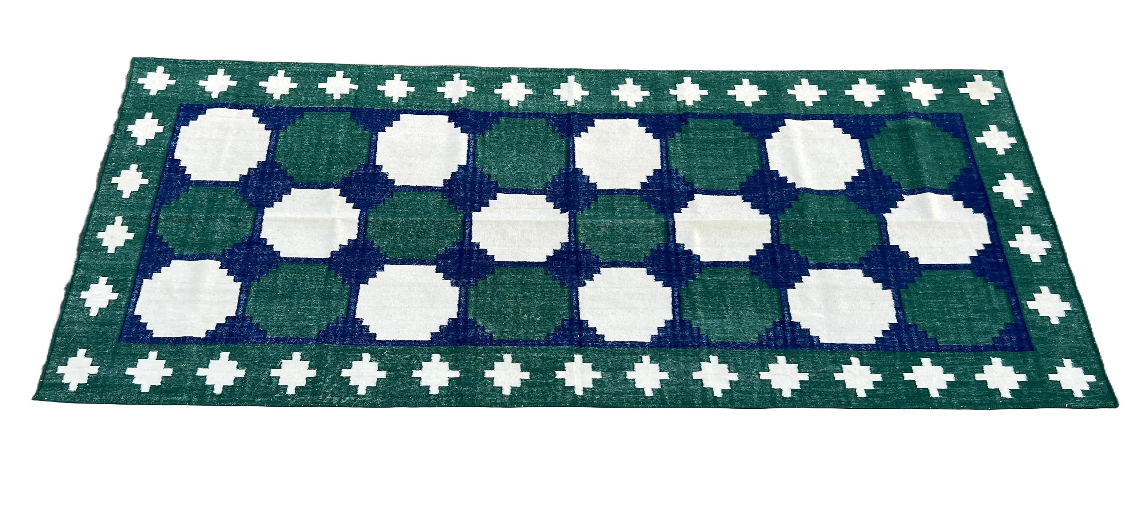 Neuseeländische Wolle natürlich pflanzlich gefärbt, blau, waldgrün und cremefarben Schwedische Kachel gemustert Indische Dhurrie Läufer-4'x10' (120x300cm)

Diese speziellen flachgewebten Dhurries werden aus 15-fachem Garn aus 100% Baumwolle