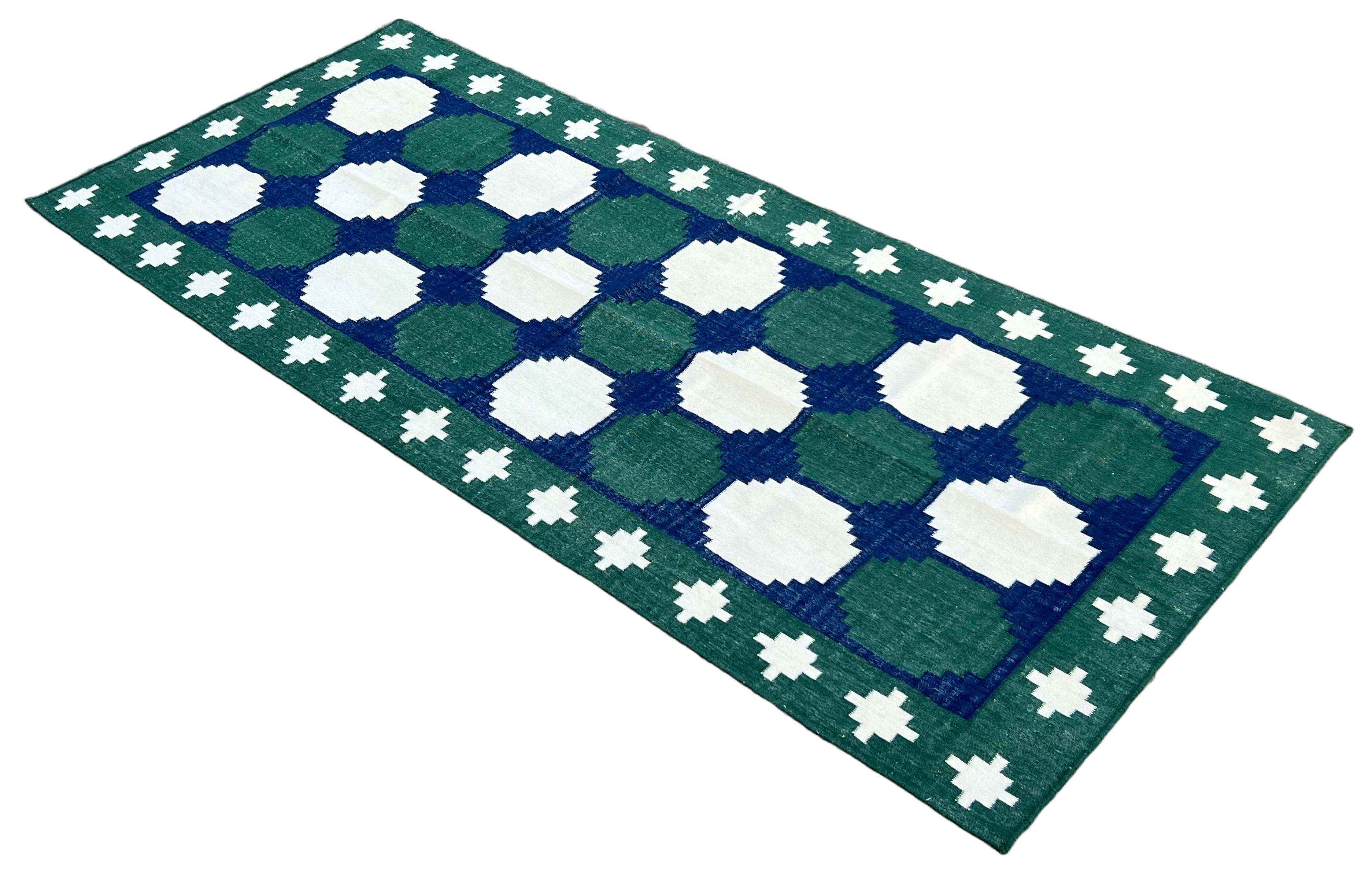 Handgefertigter Flachgewebe-Läufer aus Wolle, 4x10 Blauer und grüner Kachel, indischer Dhurrie, Dhurrie (Moderne der Mitte des Jahrhunderts) im Angebot