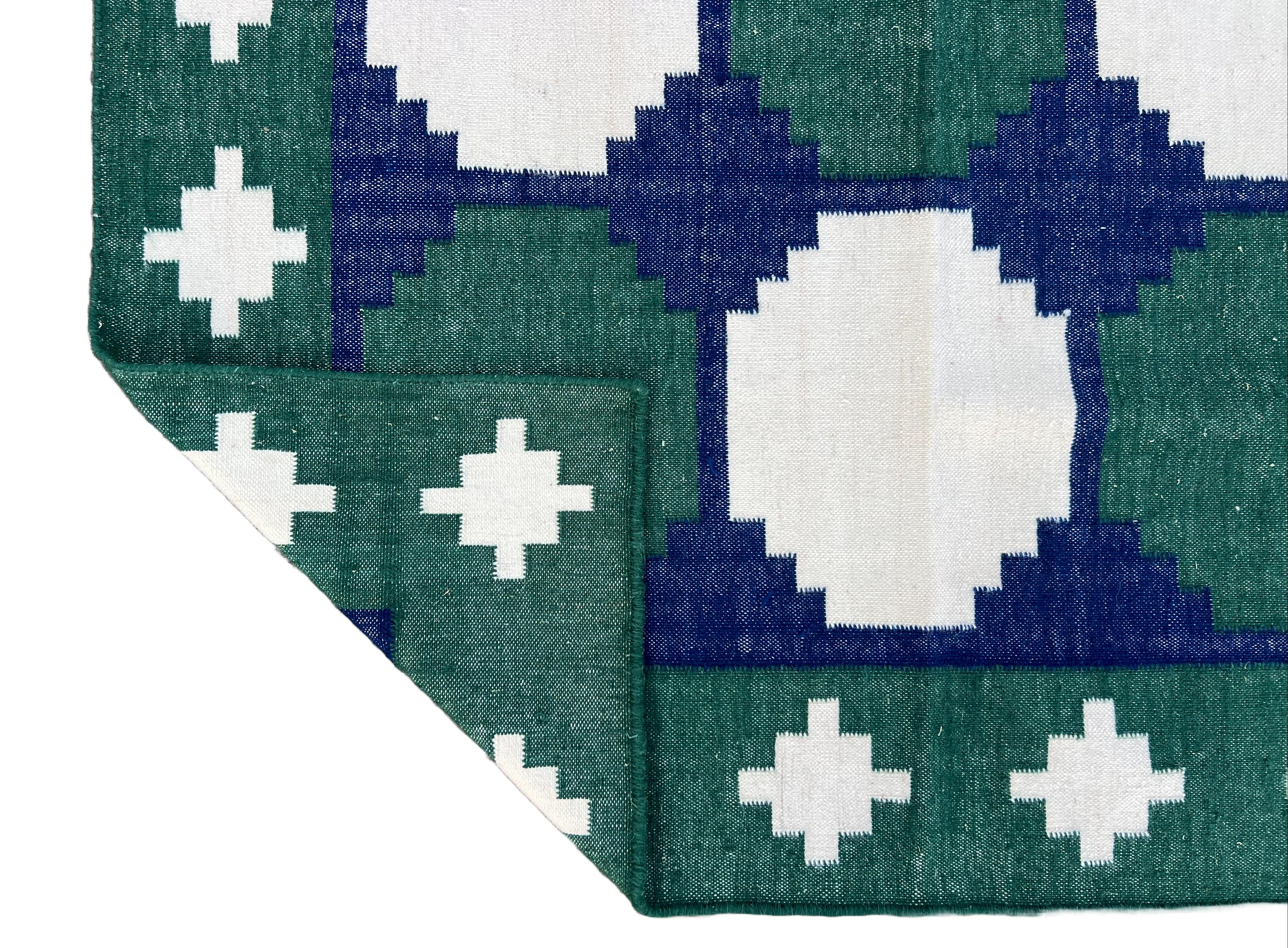 Handgefertigter Flachgewebe-Läufer aus Wolle, 4x10 Blauer und grüner Kachel, indischer Dhurrie, Dhurrie (Indisch) im Angebot