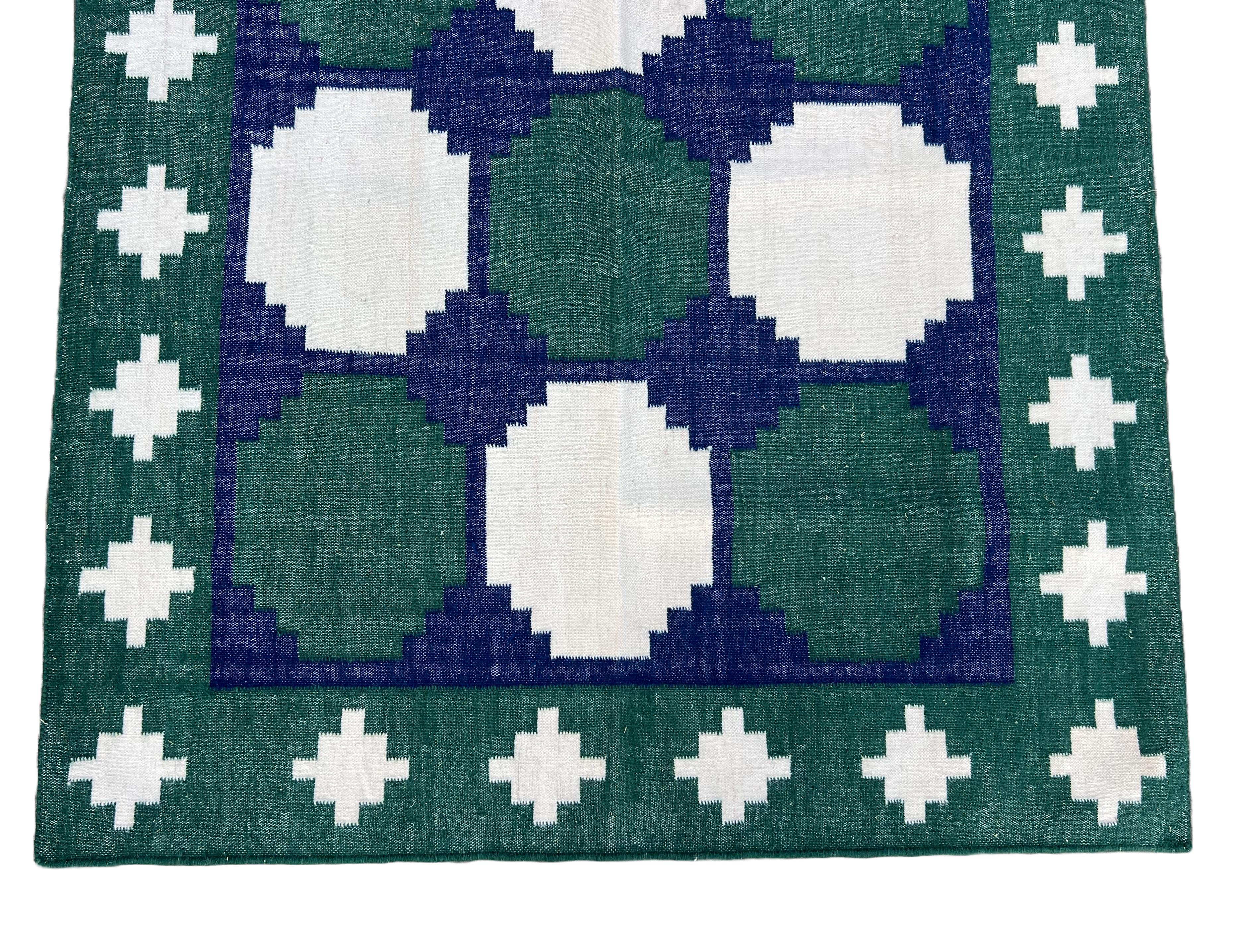 Handgefertigter Flachgewebe-Läufer aus Wolle, 4x10 Blauer und grüner Kachel, indischer Dhurrie, Dhurrie (Handgewebt) im Angebot