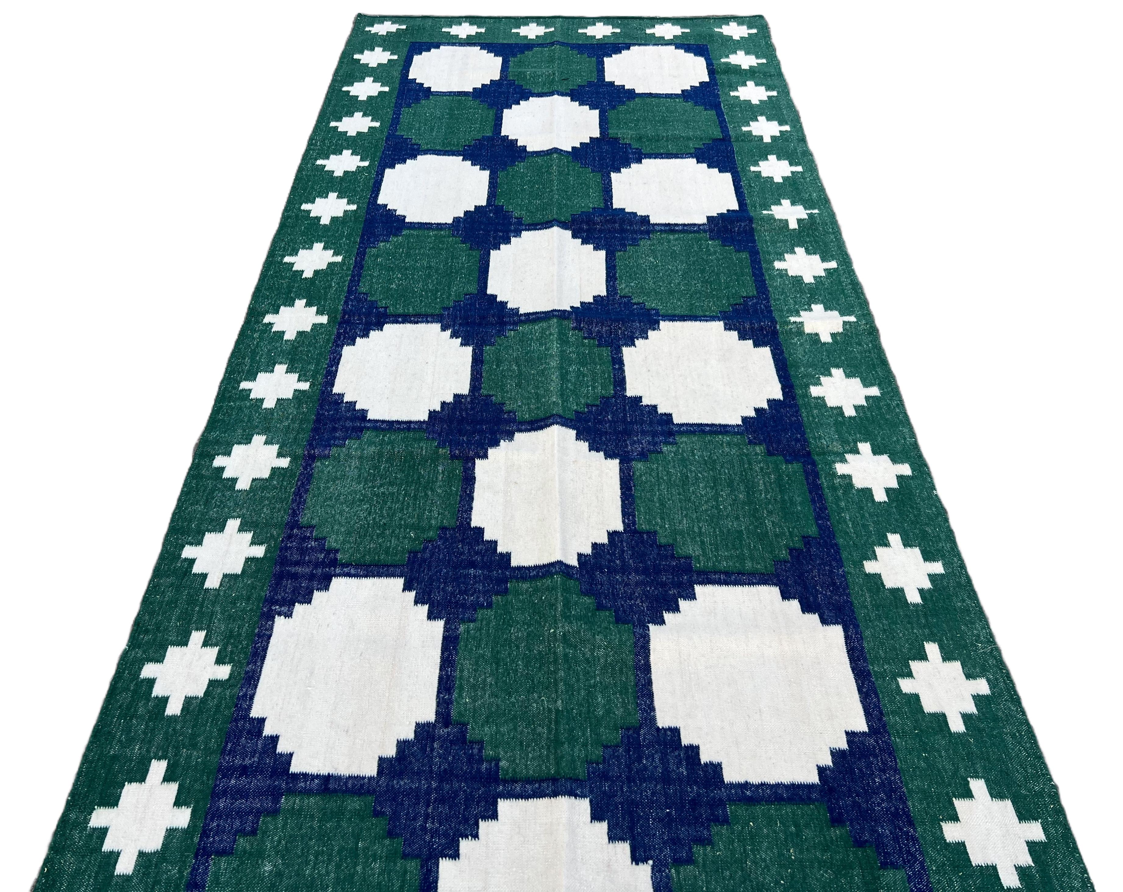Handgefertigter Flachgewebe-Läufer aus Wolle, 4x10 Blauer und grüner Kachel, indischer Dhurrie, Dhurrie im Zustand „Neu“ im Angebot in Jaipur, IN