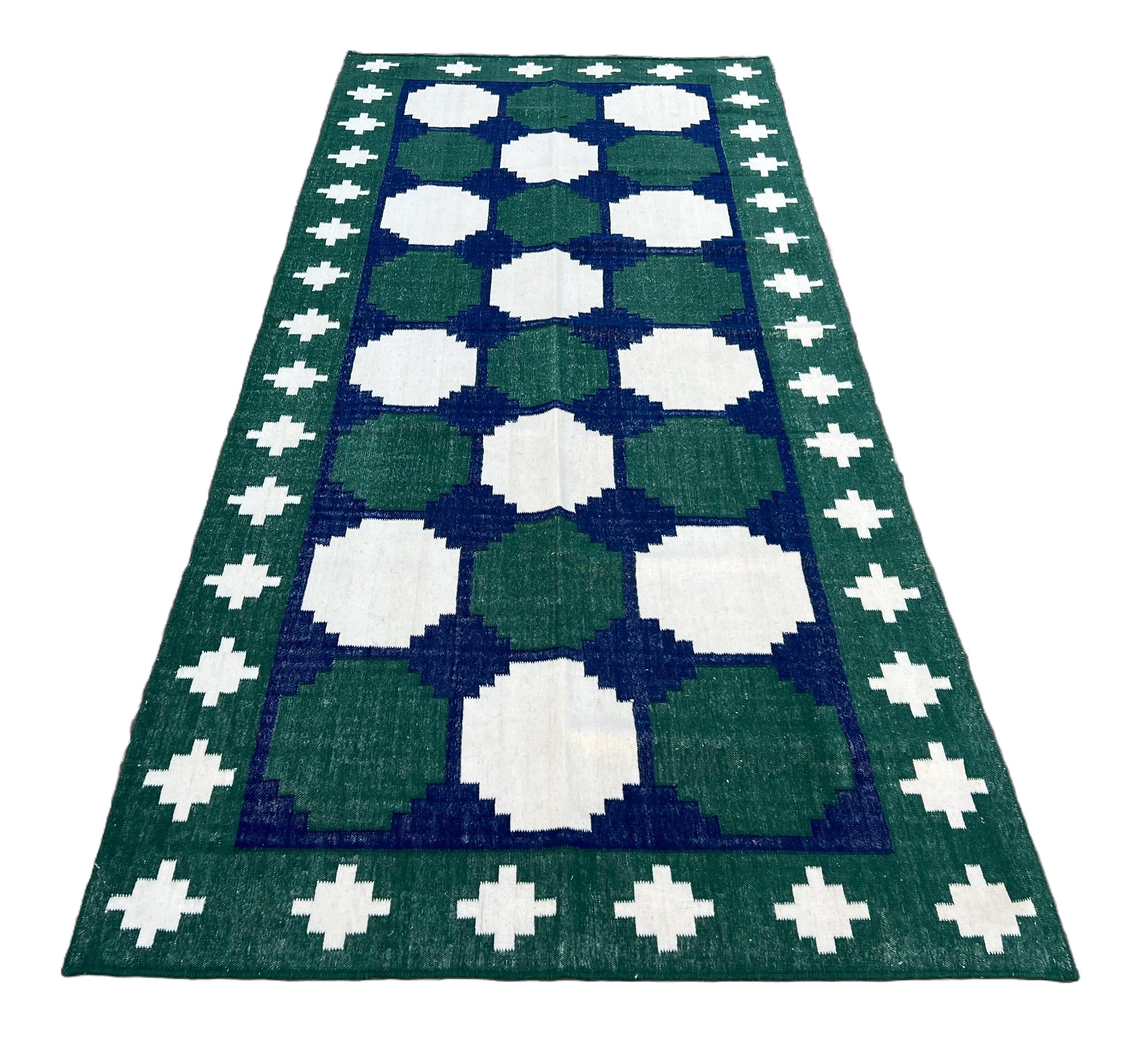 Handgefertigter Flachgewebe-Läufer aus Wolle, 4x10 Blauer und grüner Kachel, indischer Dhurrie, Dhurrie (21. Jahrhundert und zeitgenössisch) im Angebot