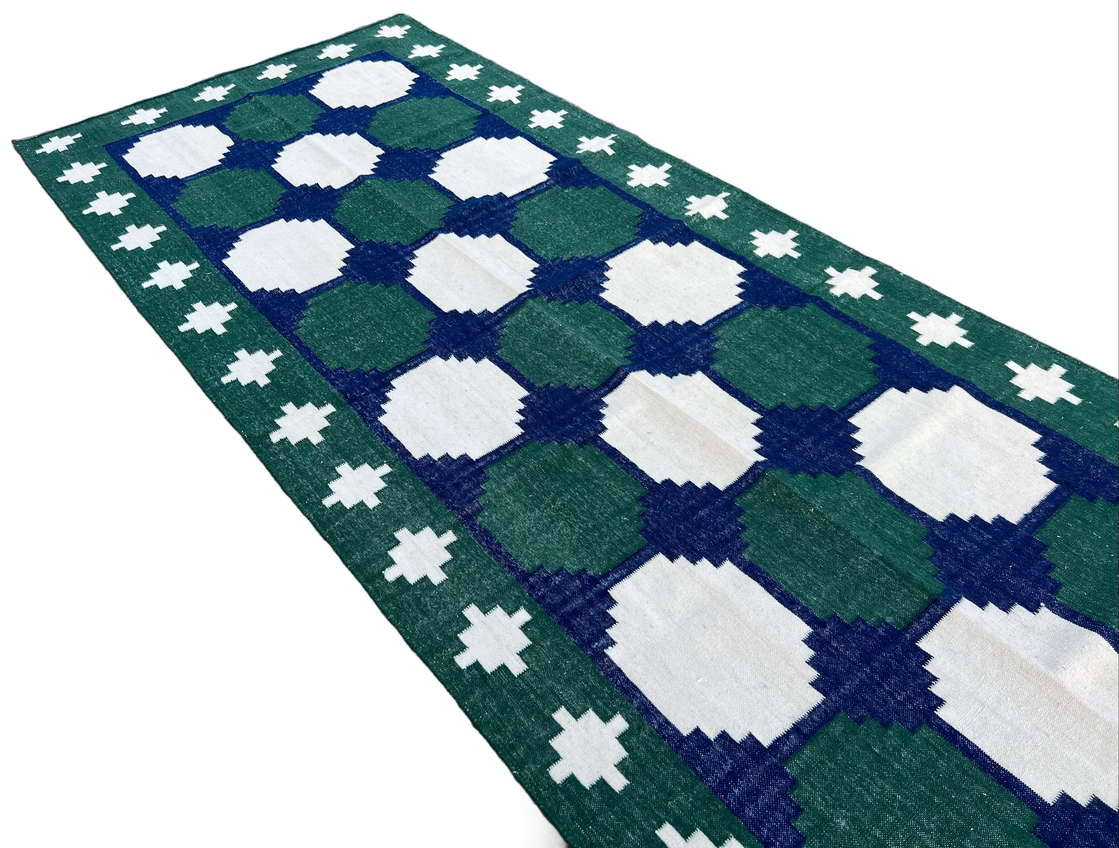 Handgefertigter Flachgewebe-Läufer aus Wolle, 4x10 Blauer und grüner Kachel, indischer Dhurrie, Dhurrie im Angebot 1
