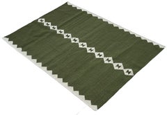 Tapis en laine tissé à plat et fabriqué à la main, 4 x 6, vert olive et blanc, motif en losanges, dhurrie indien