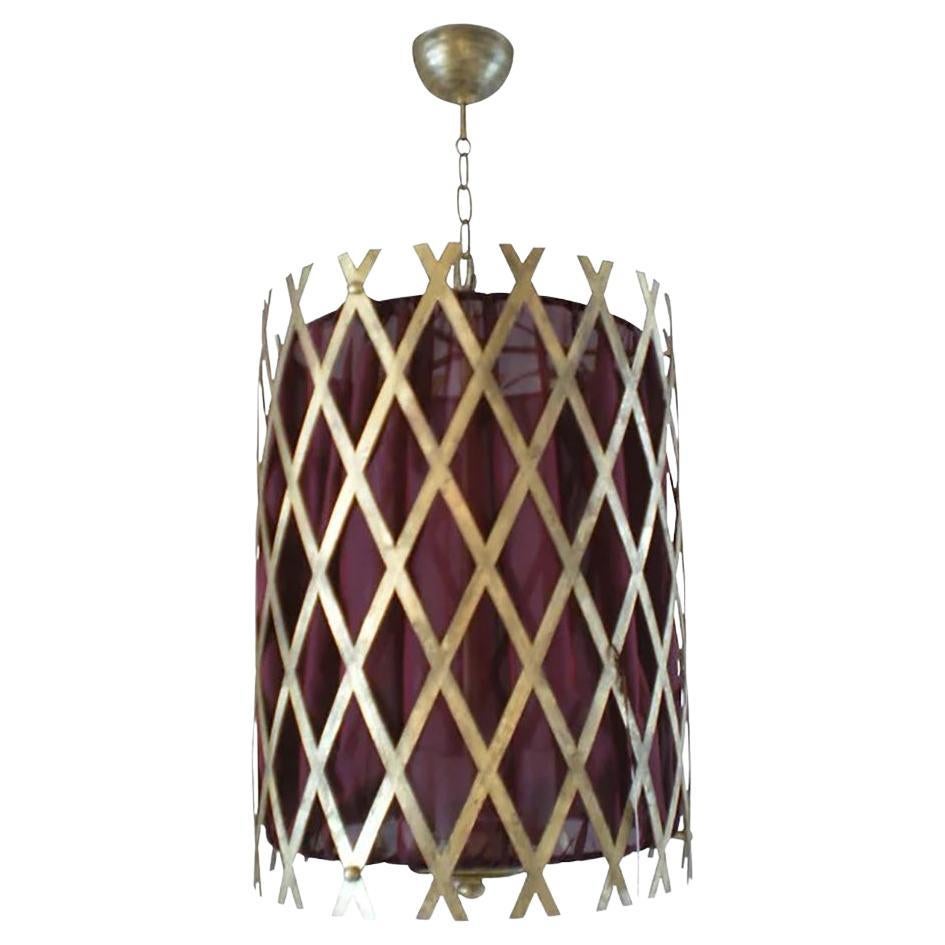 Farol enrejado de hierro forjado hecho a mano en pan de oro de 24 ct con pantalla de organza de seda Seda en venta