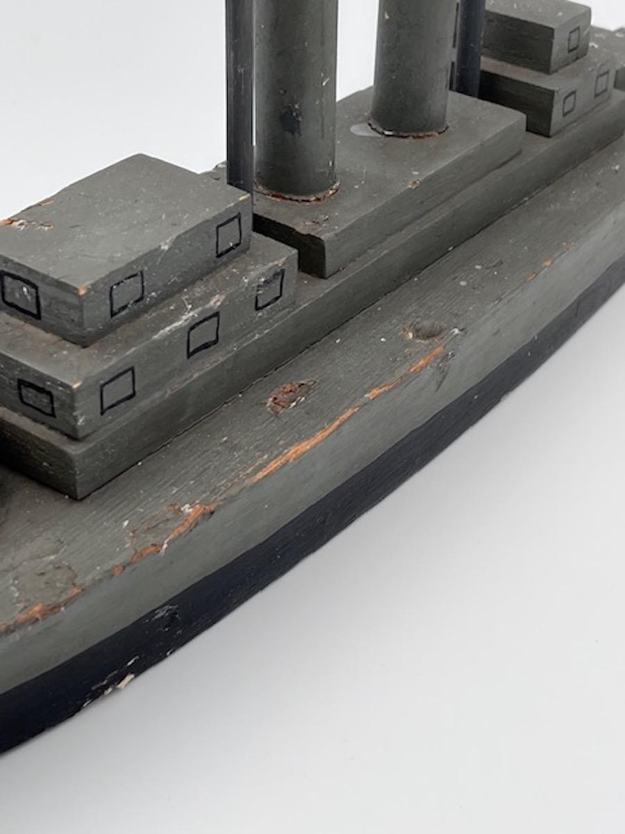 Acorazado de la Segunda Guerra Mundial Hecho a Mano Juguete Infantil de Arte Popular en venta 2