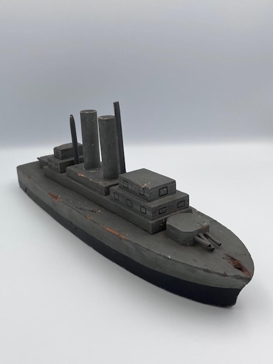 Este acorazado de arte popular hecho a mano a principios de la década de 1940 es un notable ejemplo de artesanía bélica, que refleja tanto el espíritu patriótico como el ingenio de la época. Fabricado enteramente en madera, presenta una combinación