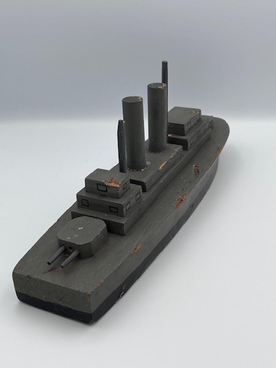 Acorazado de la Segunda Guerra Mundial Hecho a Mano Juguete Infantil de Arte Popular Pintado en venta