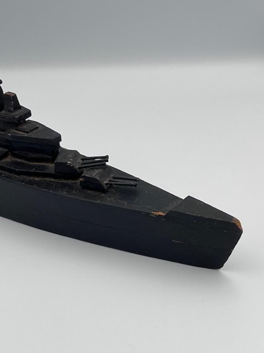 Acorazado de la Segunda Guerra Mundial Hecho a Mano Juguete Infantil de Arte Popular Madera en venta