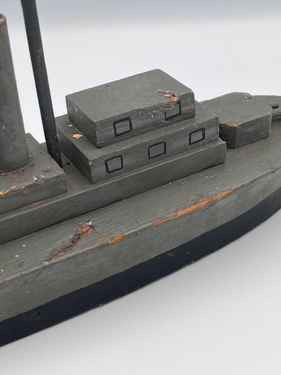 Acorazado de la Segunda Guerra Mundial Hecho a Mano Juguete Infantil de Arte Popular Madera en venta