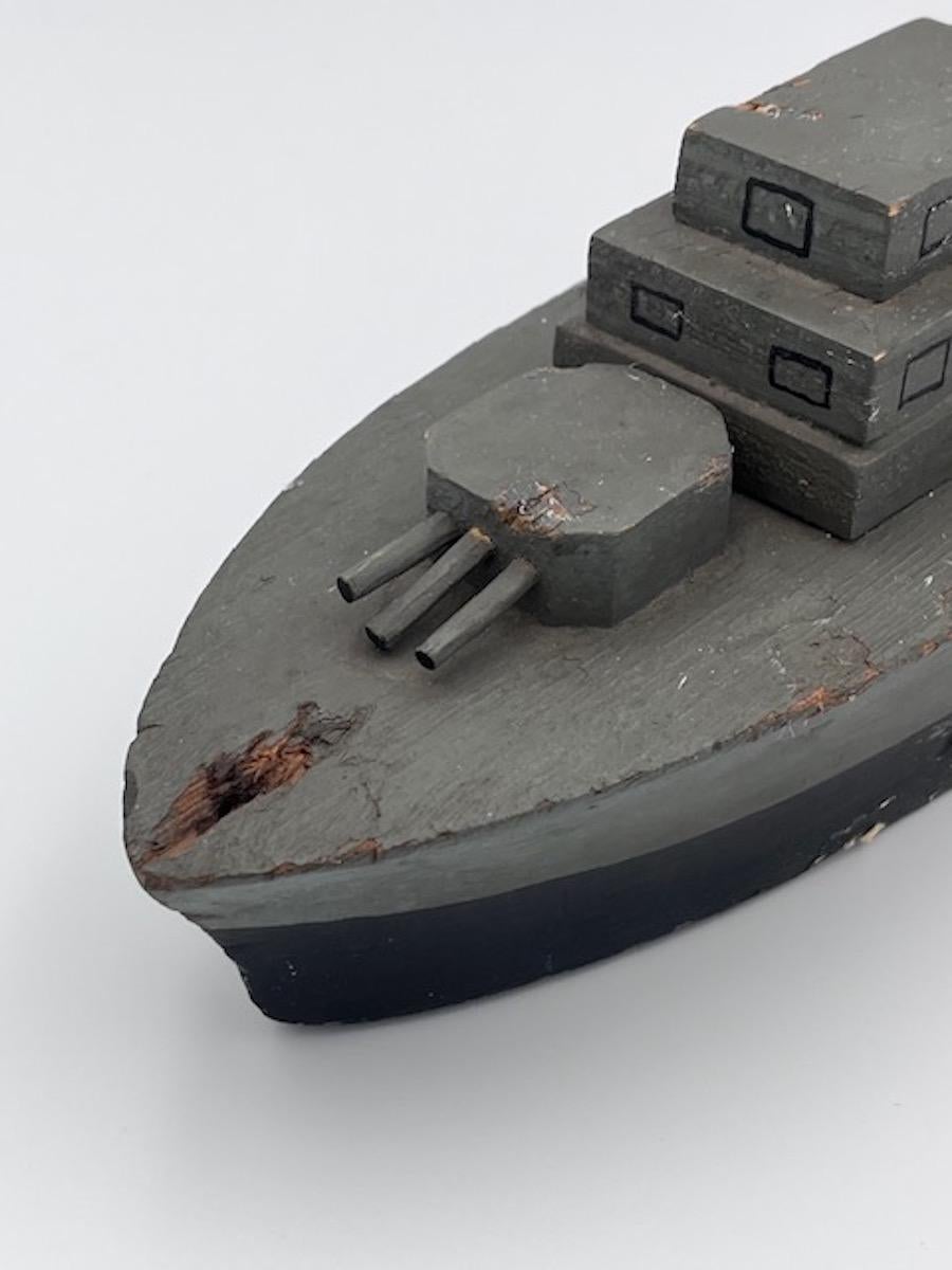 Acorazado de la Segunda Guerra Mundial Hecho a Mano Juguete Infantil de Arte Popular en venta 1