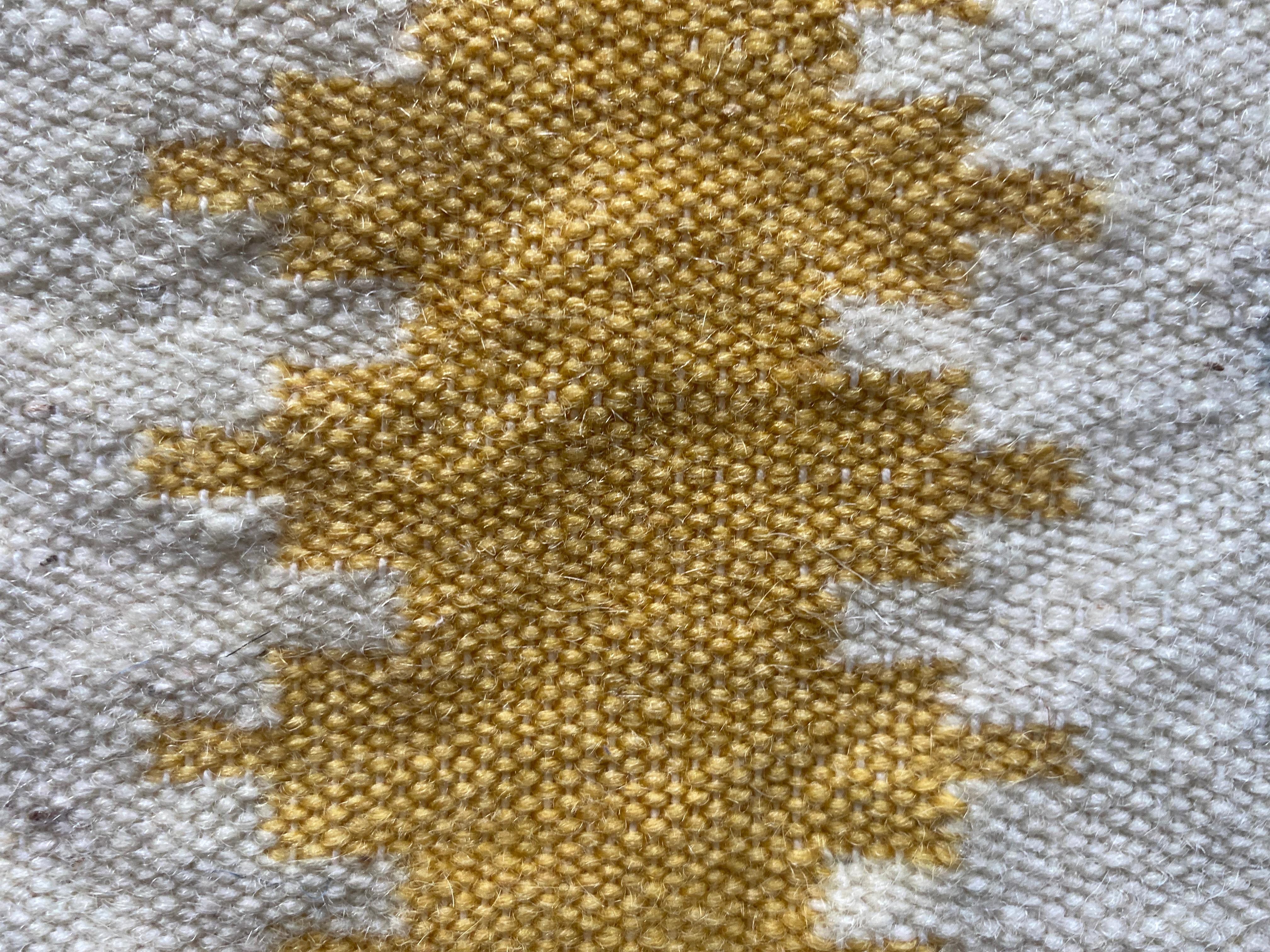 Tapiz de tejido plano amarillo y blanco crema hecho a mano, Vlasti, Grecia, años 1960-70 en venta 2