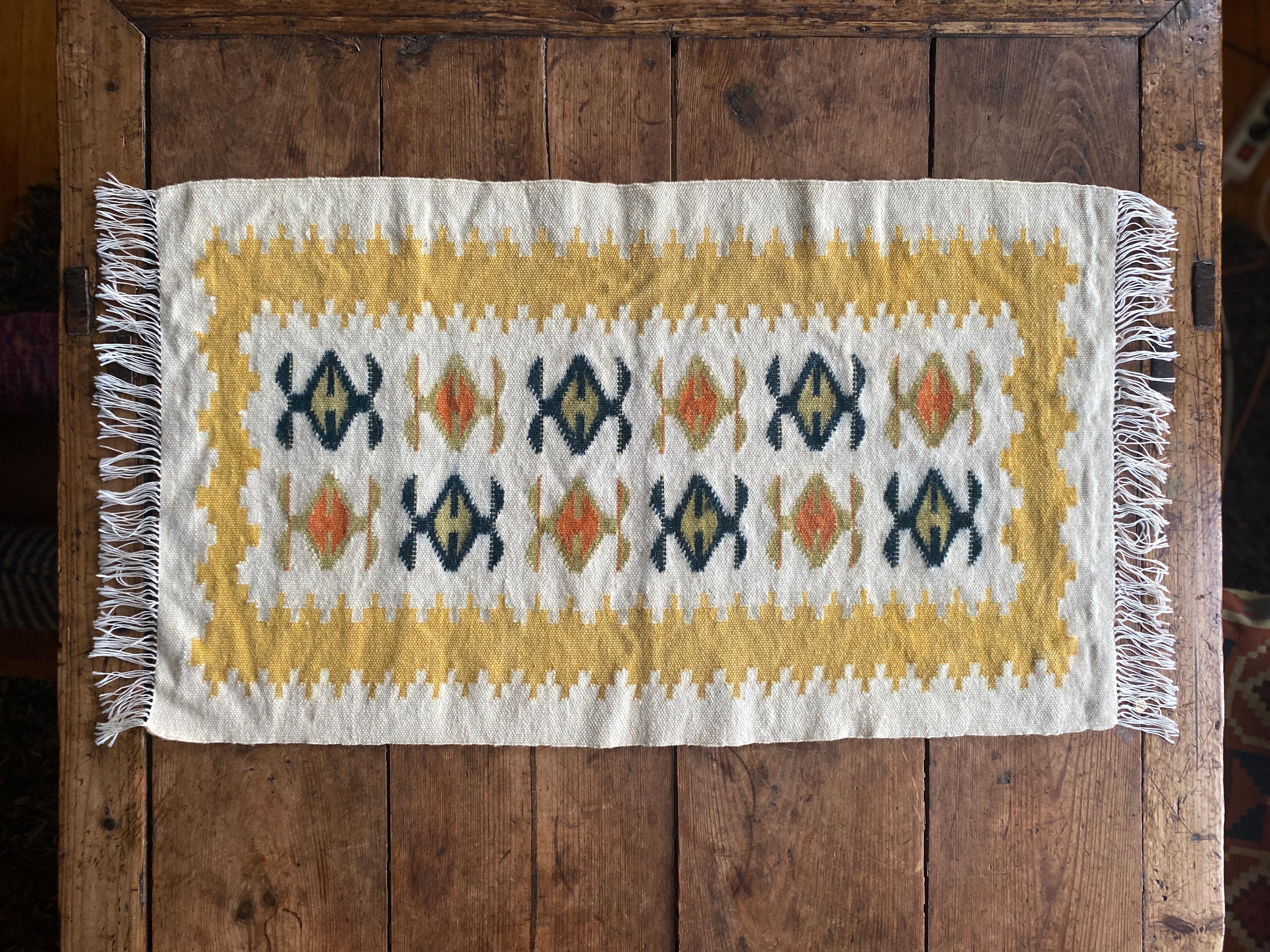 Un hermoso tapiz hecho a mano, creado en las décadas de 1960 y 1970 en Vlasti (Grecia), utilizando la técnica sueca del tejido plano. El tapiz, confeccionado con hilo de lana de primera calidad, presenta unos colores sorprendentes en amarillo,