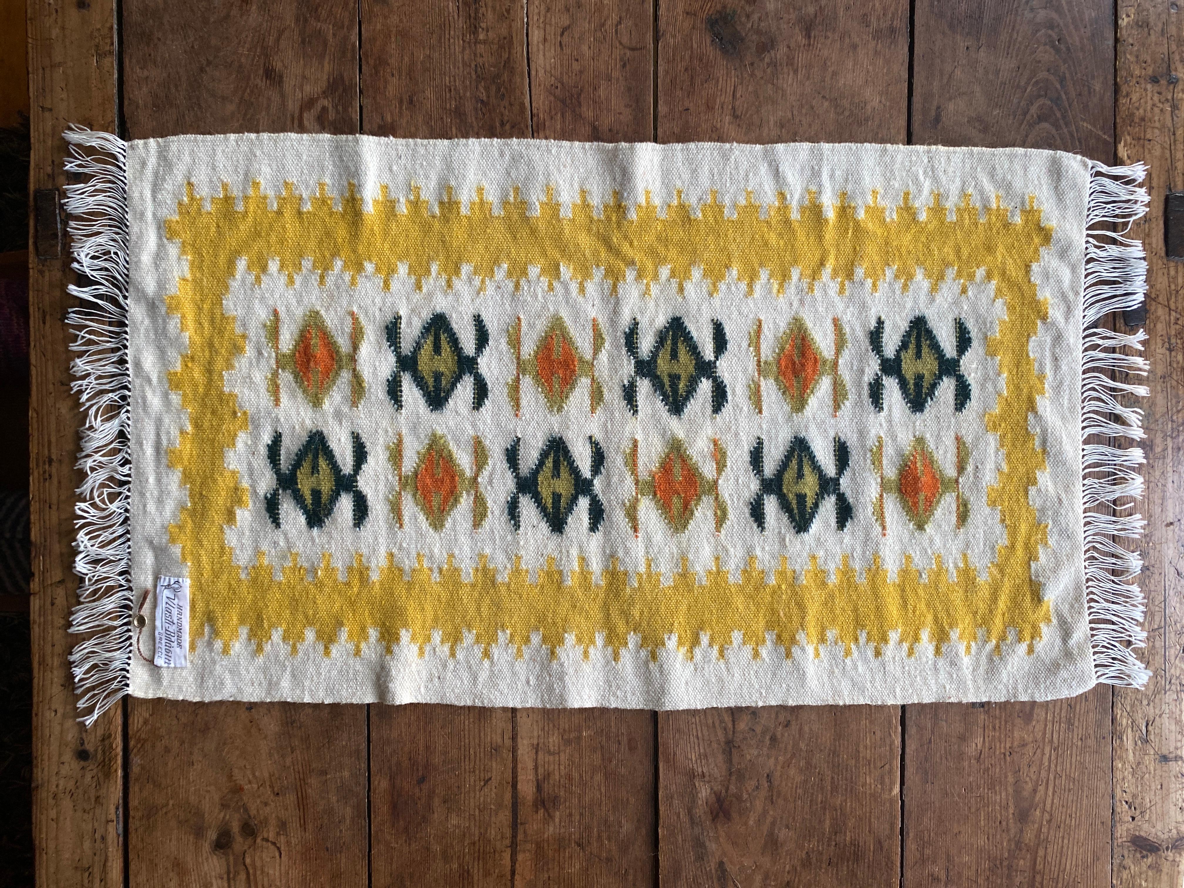 Tapiz de tejido plano amarillo y blanco crema hecho a mano, Vlasti, Grecia, años 1960-70 Moderno de mediados de siglo en venta