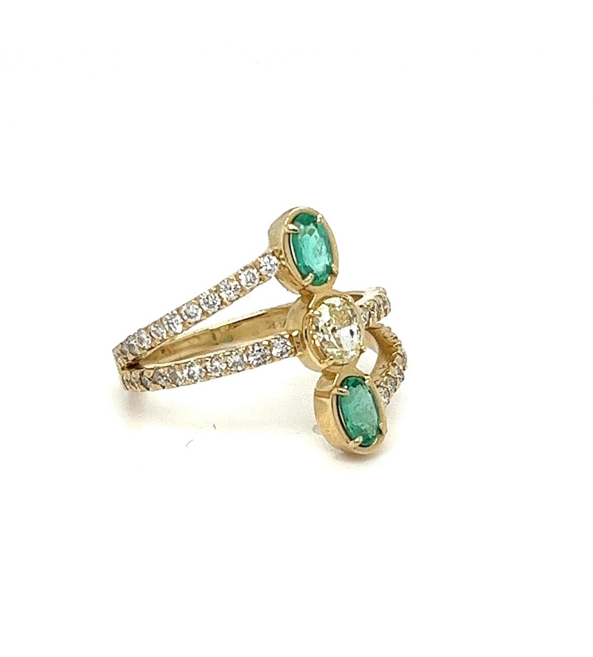 Handmade Yellow, White Diamonds and Emerald Trendy ring. In New Condition For Sale In Miami, FL