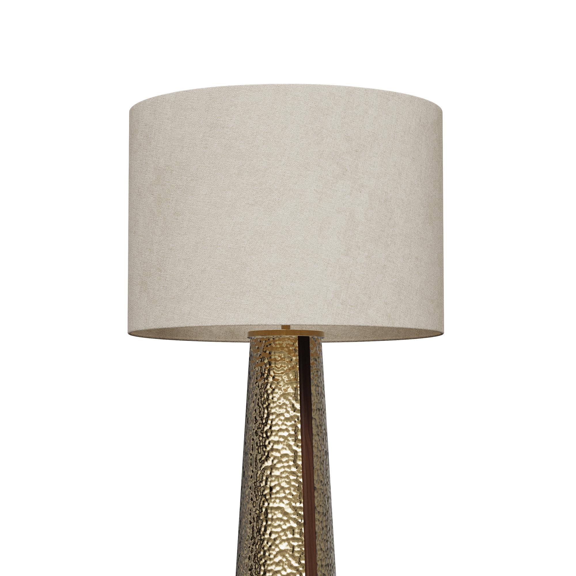 Moderne Lampadaire fait main Yves en laiton martelé et noyer mat par Nolita Harbour en vente