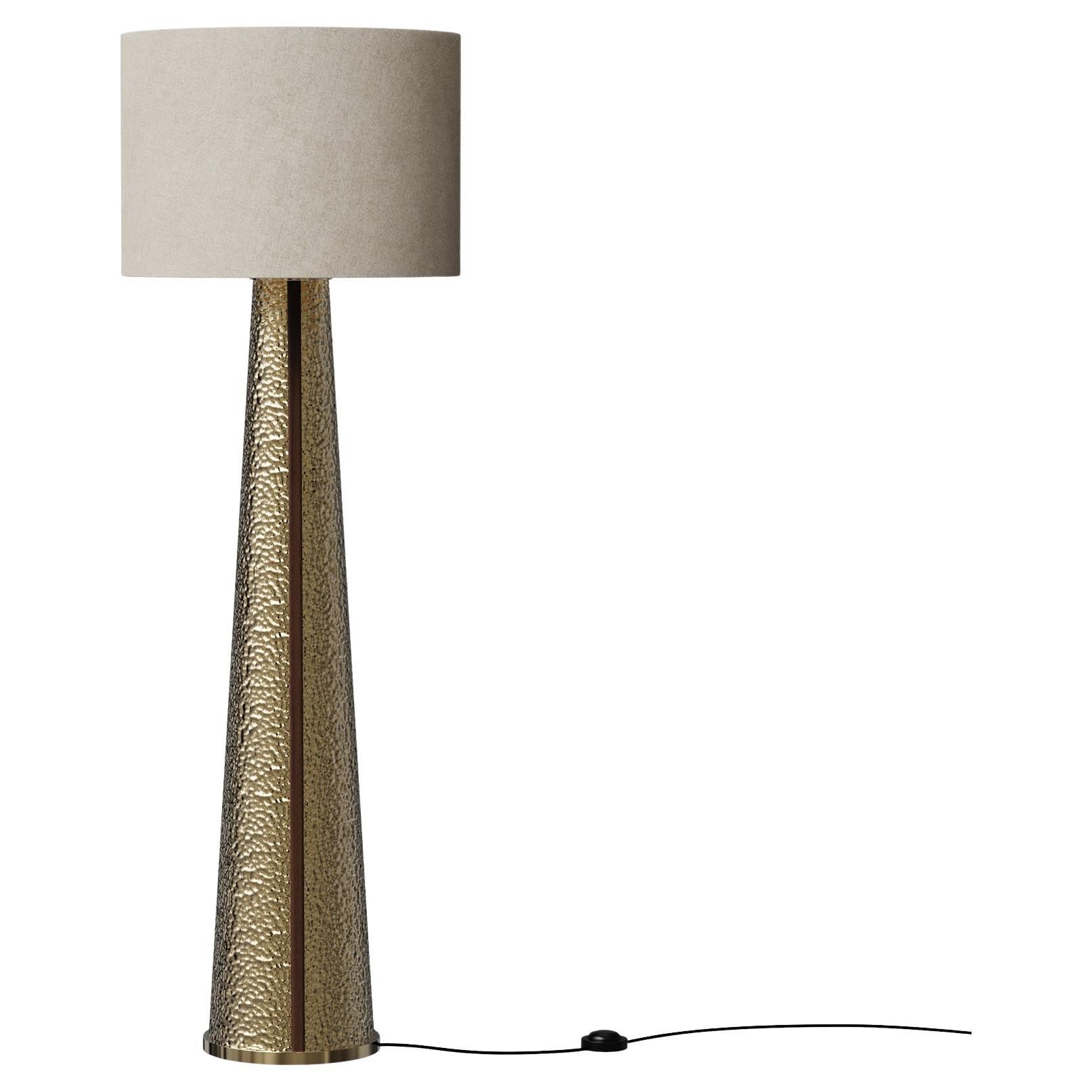 Lampadaire fait main Yves en laiton martelé et noyer mat par Nolita Harbour en vente