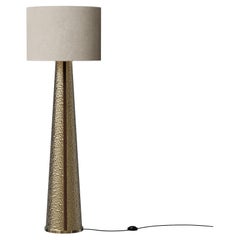 Lampadaire fait main Yves en laiton martelé et noyer mat par Nolita Harbour