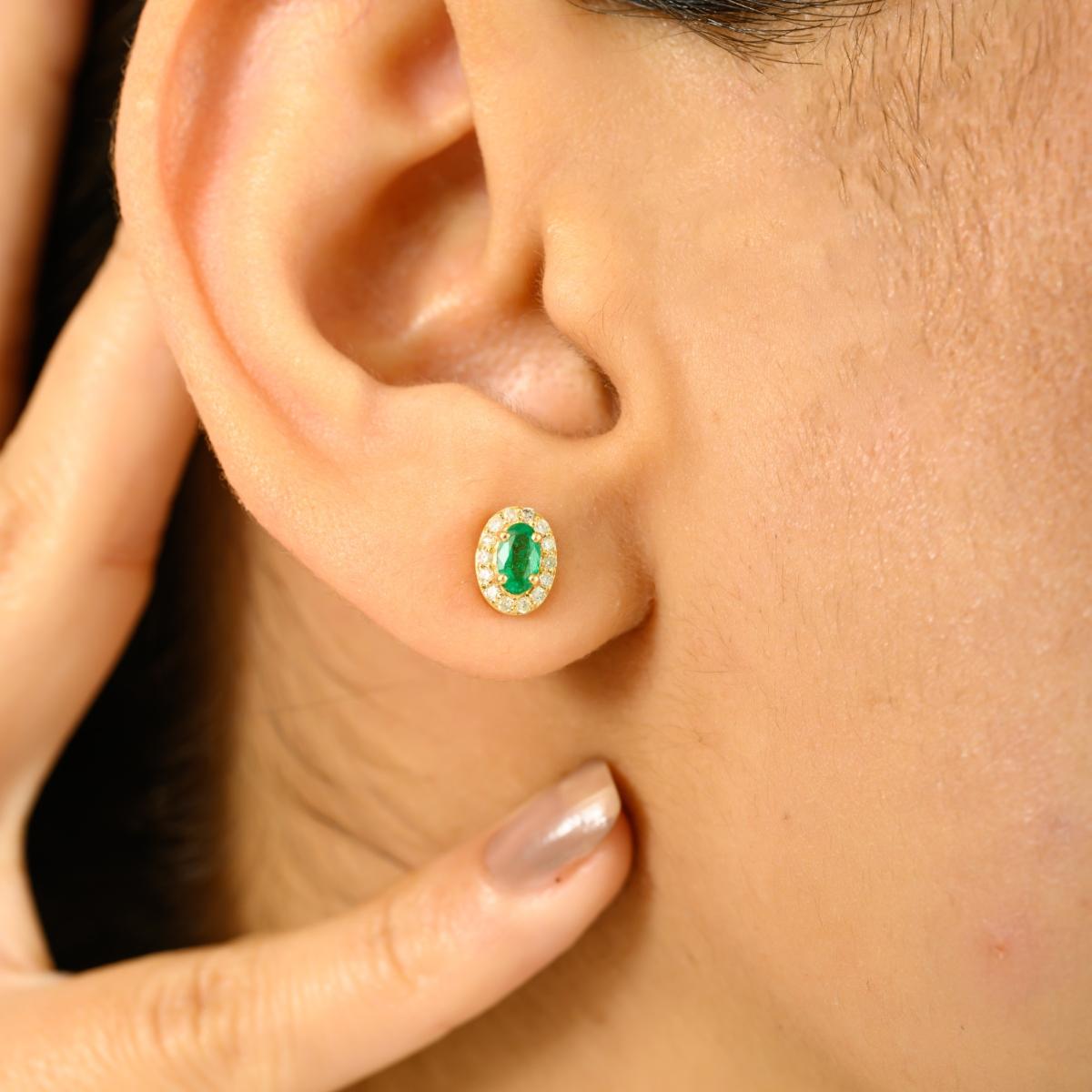 Ajoutez une touche d'élégance intemporelle à votre collection de bijoux avec ces superbes boucles d'oreilles en or jaune 18 carats. Chaque boucle d'oreille présente un poids total de 0,46 carat de pierres d'émeraude aux teintes riches, joliment