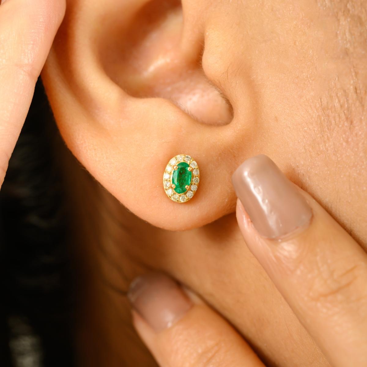Taille ovale Boucles d'oreilles pour mère en or jaune 18 carats faites à la main et ornées d'émeraudes et de diamants de Zambie en vente