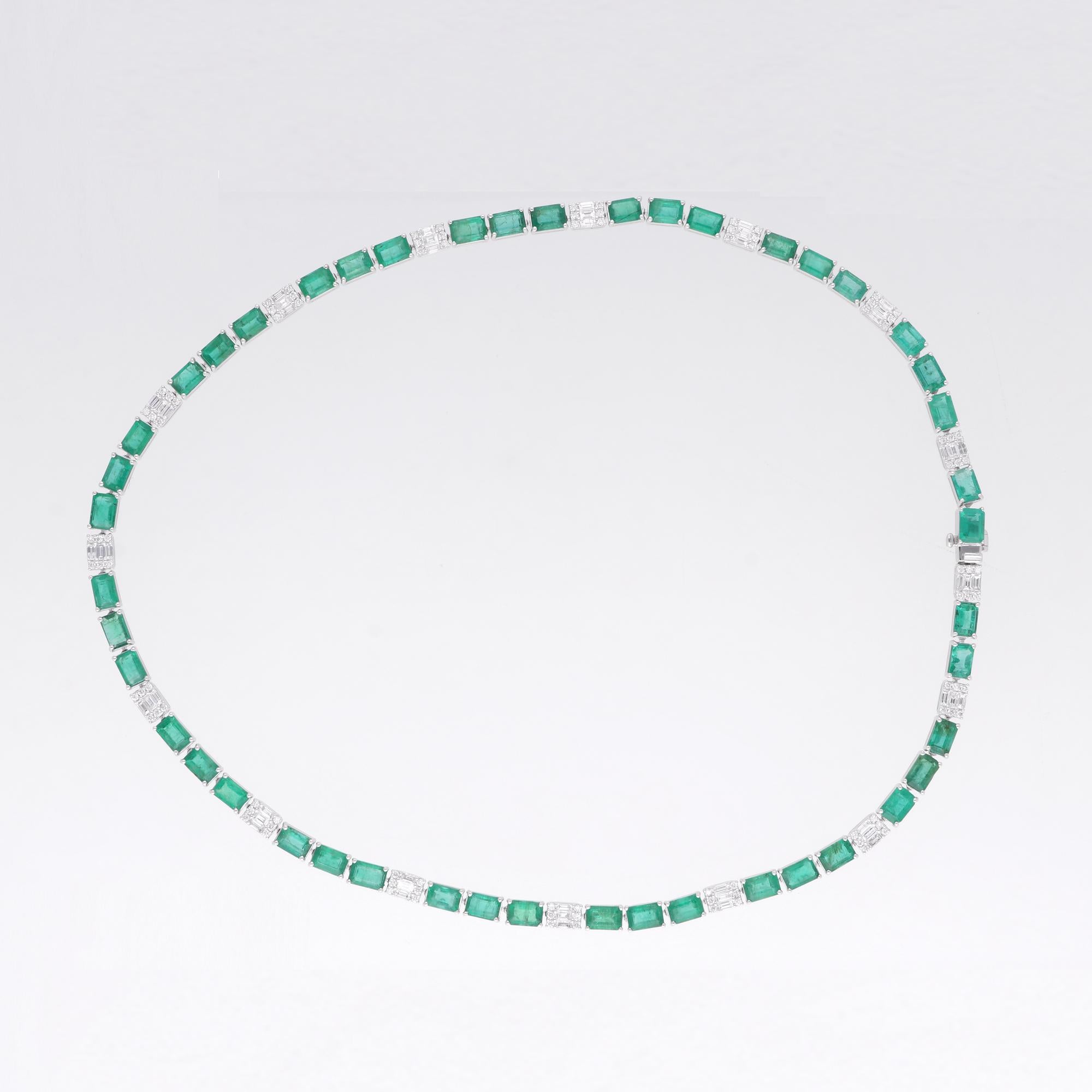 Art déco Collier en or blanc 14 carats fait à la main et composé d'émeraudes zambiennes, de pierres précieuses et de diamants en vente