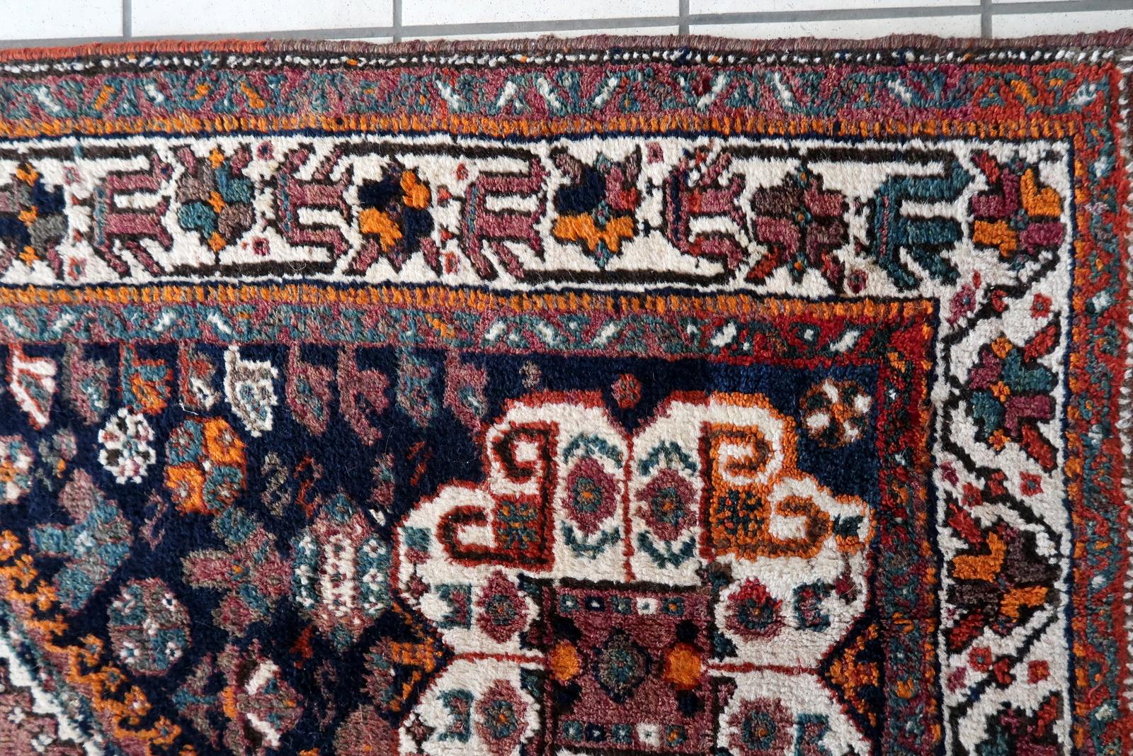 Bringen Sie einen Hauch von Geschichte und Kunstfertigkeit in Ihren Raum mit unserem antiken persischen Hamadan-Teppich aus den 1940er Jahren. Dieses exquisite Stück mit den Maßen 4,8' x 6,8' (149cm x 208cm) ist ein Zeugnis für die Handwerkskunst