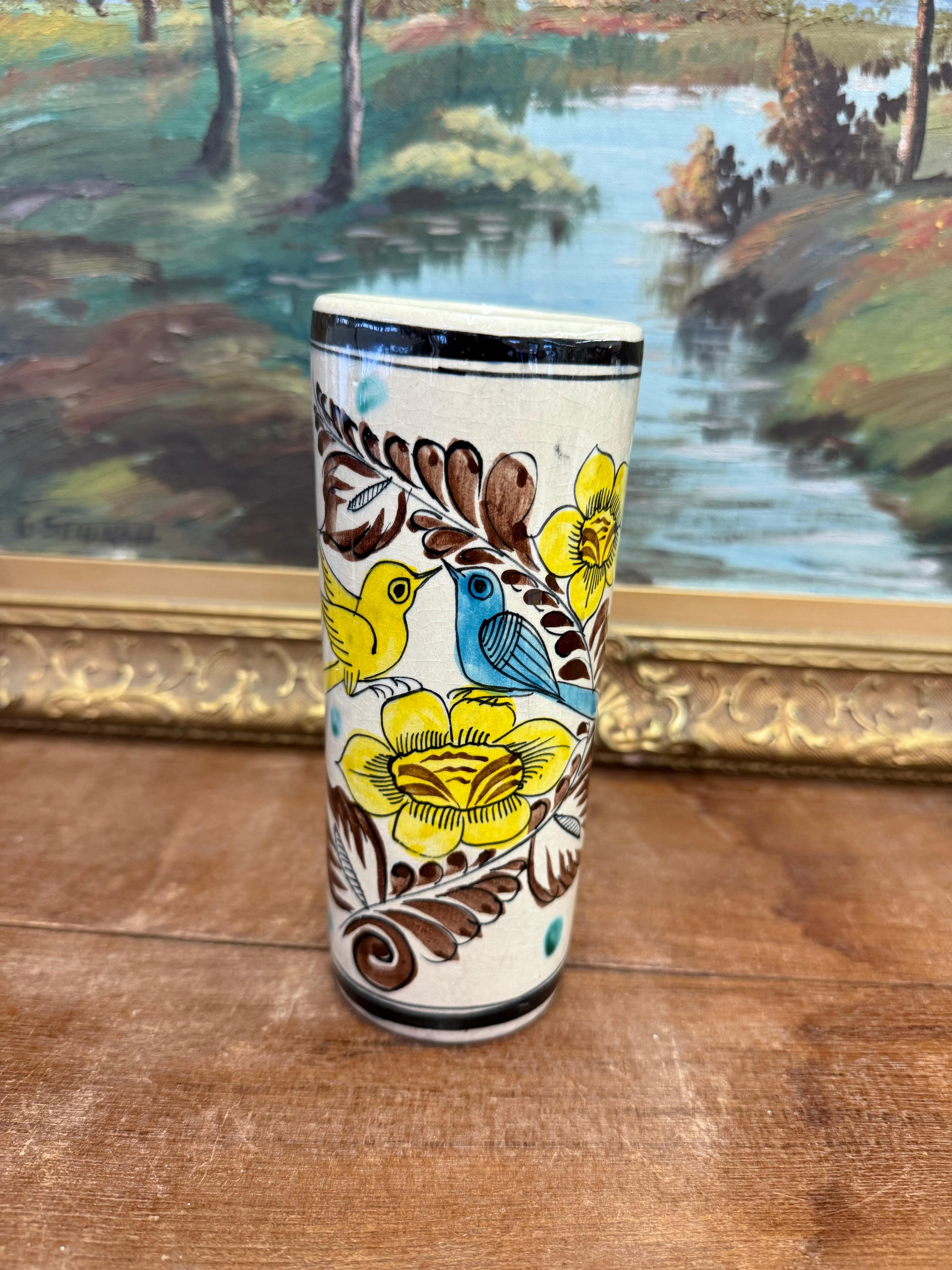 Mid-Century Modern Vase de style ancien peint à la main avec motif d'oiseaux bleus et jaunes et de fleurs en vente