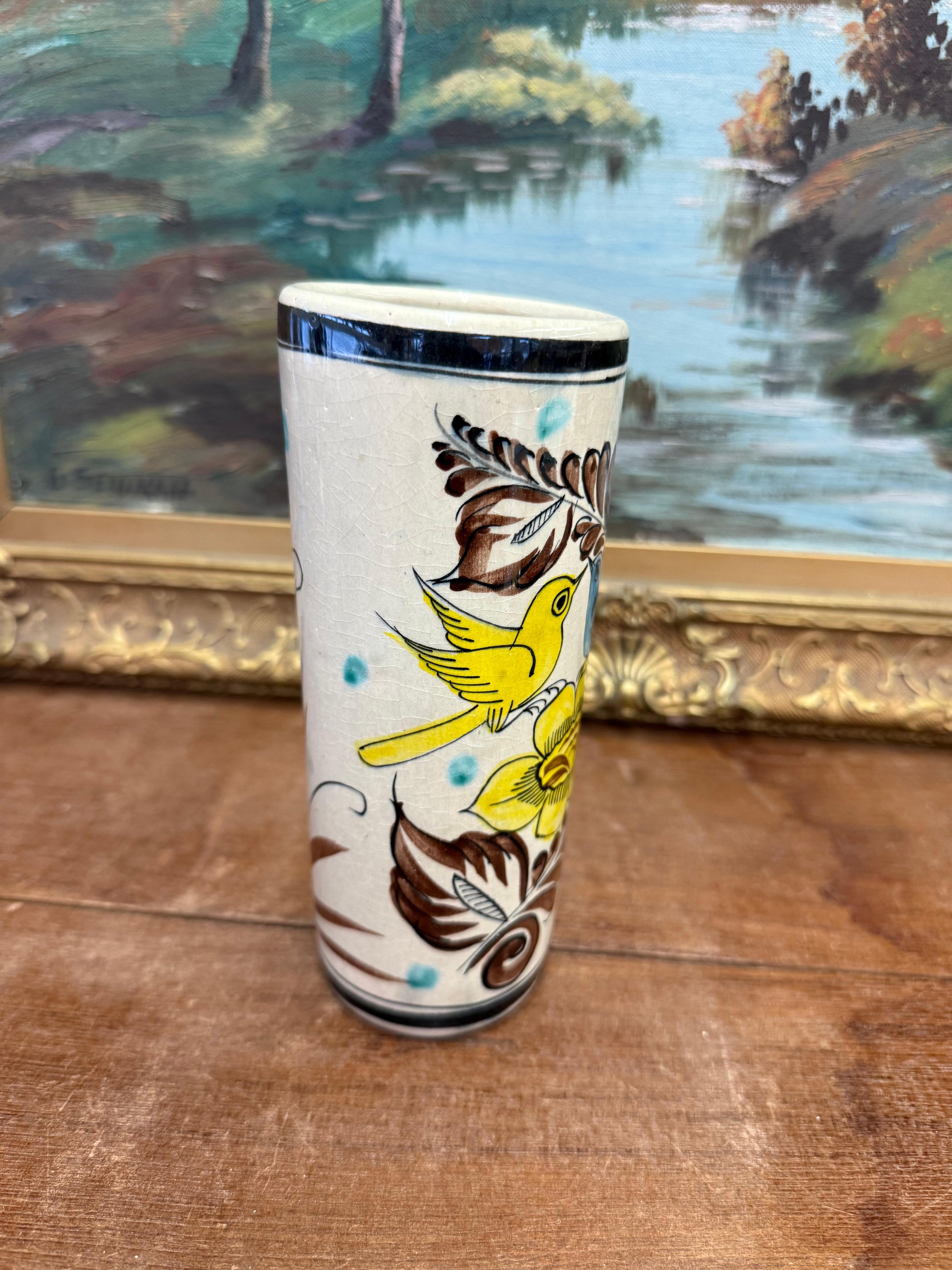Vase de style ancien peint à la main avec motif d'oiseaux bleus et jaunes et de fleurs Bon état - En vente à Seattle, WA