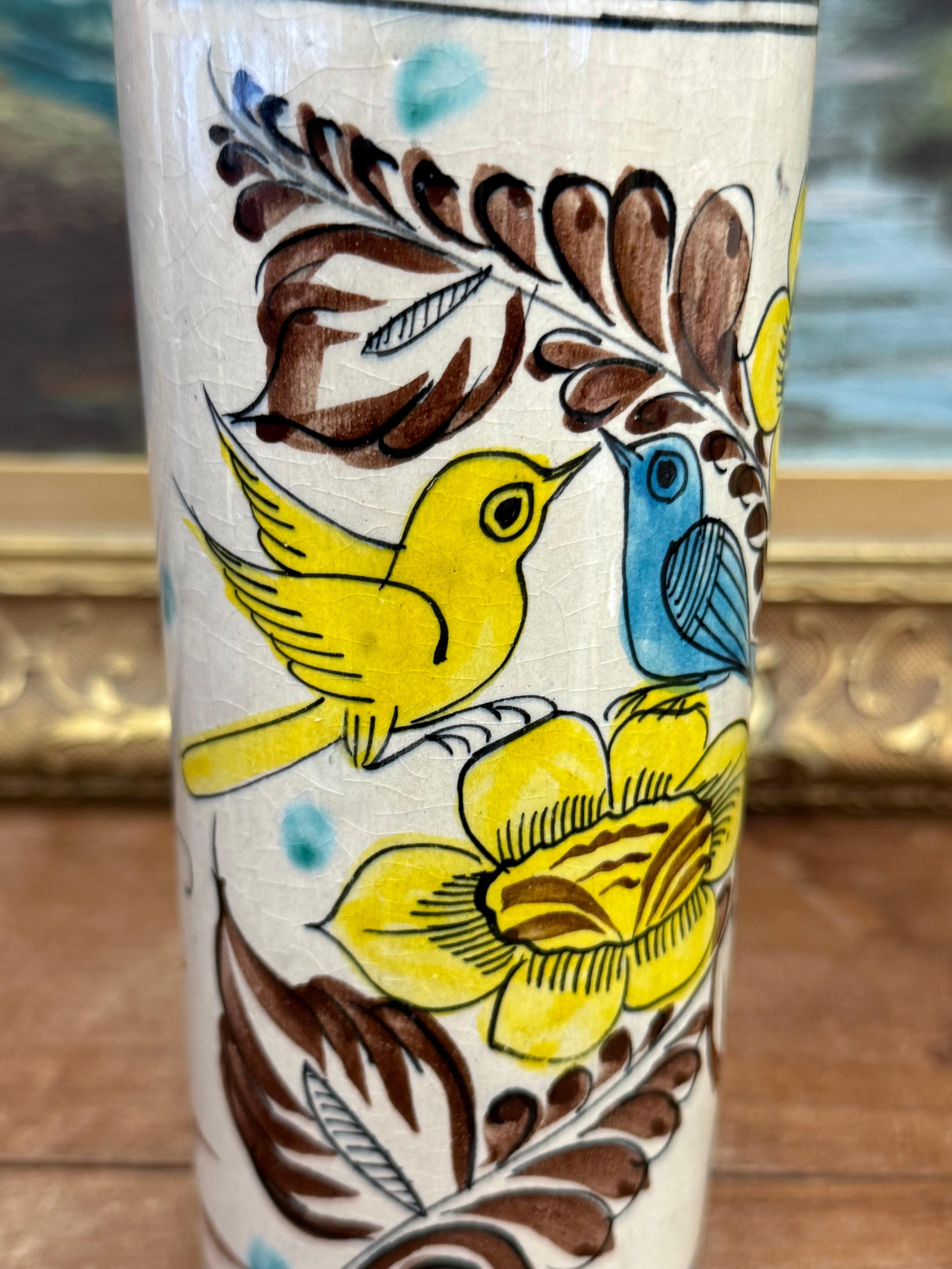 Fin du 20e siècle Vase de style ancien peint à la main avec motif d'oiseaux bleus et jaunes et de fleurs en vente
