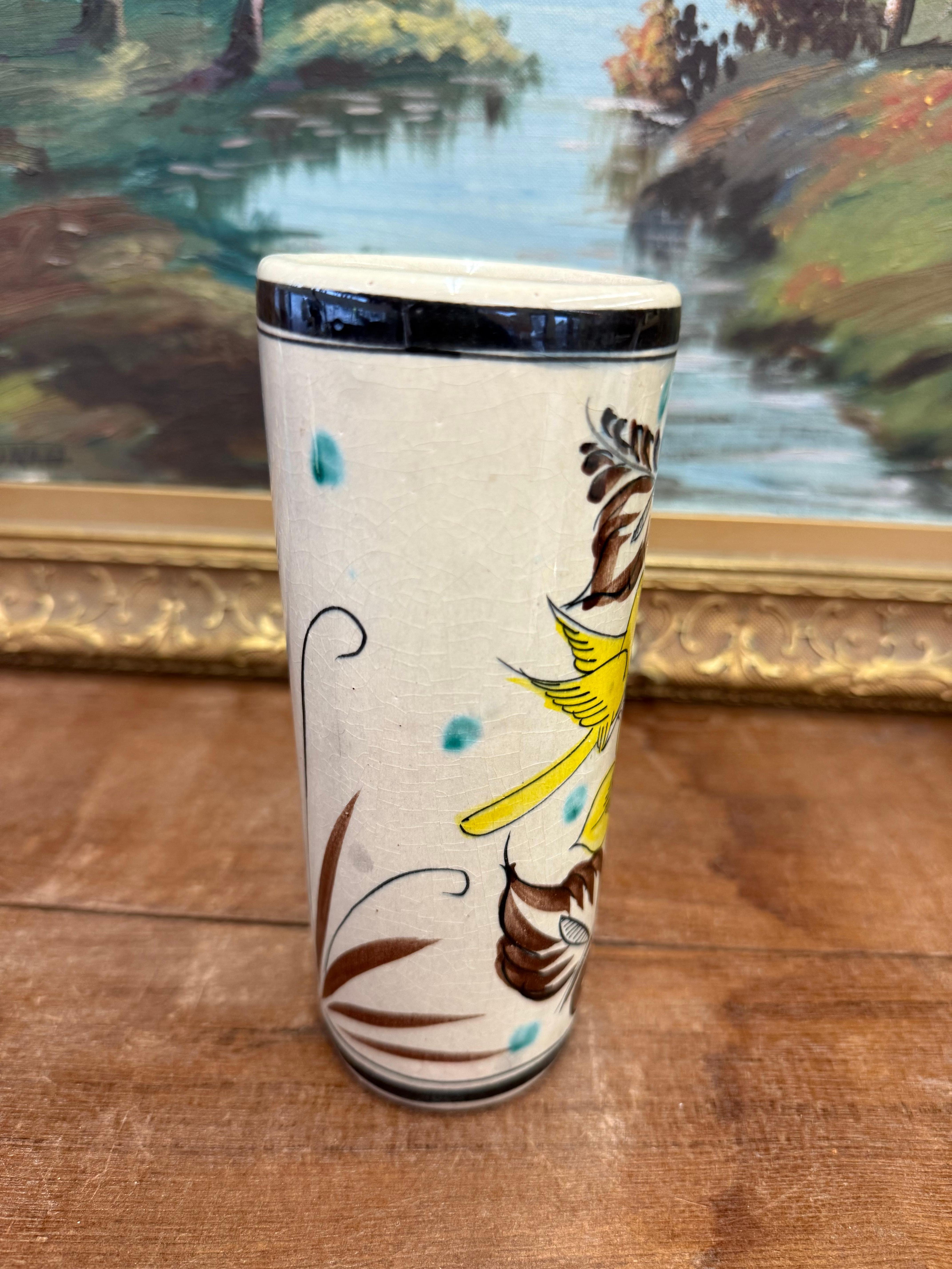 Céramique Vase de style ancien peint à la main avec motif d'oiseaux bleus et jaunes et de fleurs en vente